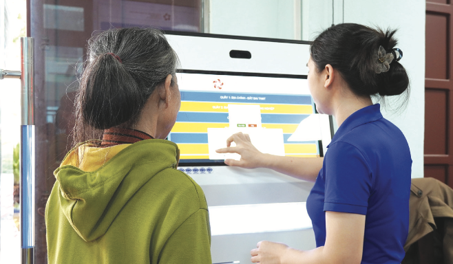 Người dân luôn được hỗ trợ tận tình khi đến làm việc tại các trung tâm phục vụ hành chính công cấp xã - Ảnh: M.N