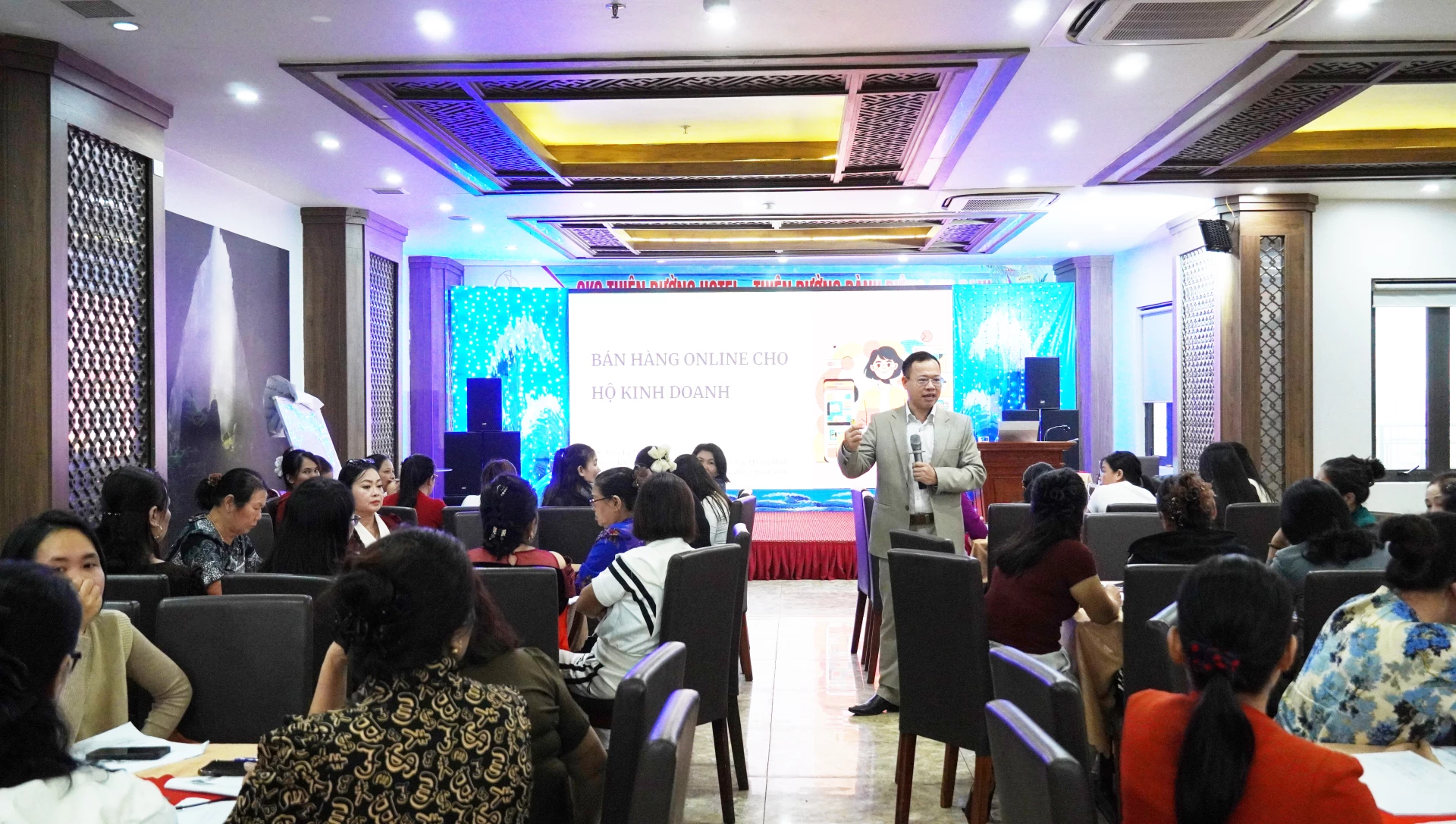 Tập huấn về thương mại điện tử cho hội viên phụ nữ trên địa bàn tỉnh - Ảnh: M.N&nbsp;&nbsp;&nbsp;&nbsp;&nbsp;