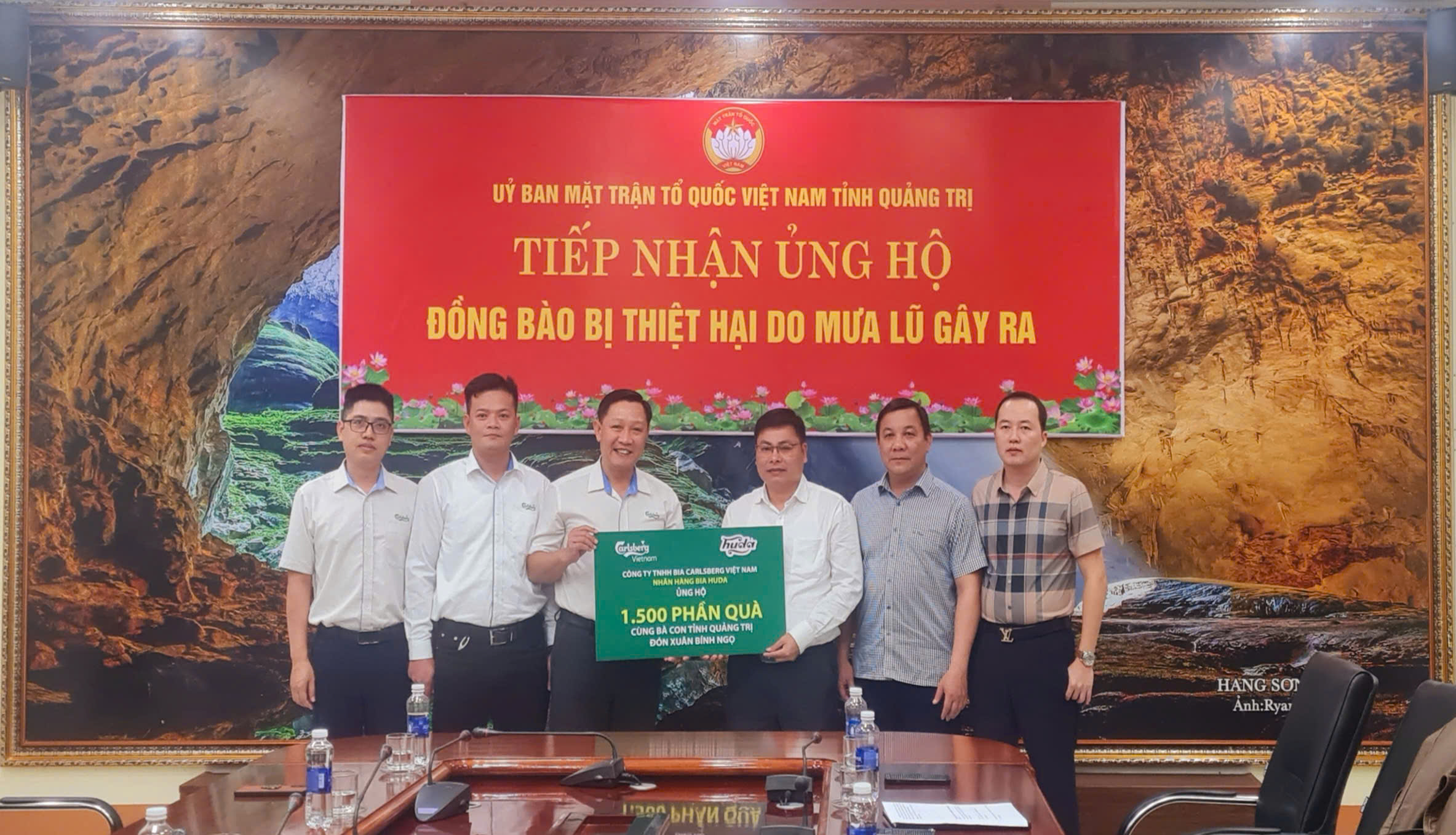 Công ty Carlsberg Việt Nam trao biển hỗ trợ quà Tết cho người nghèo năm 2026