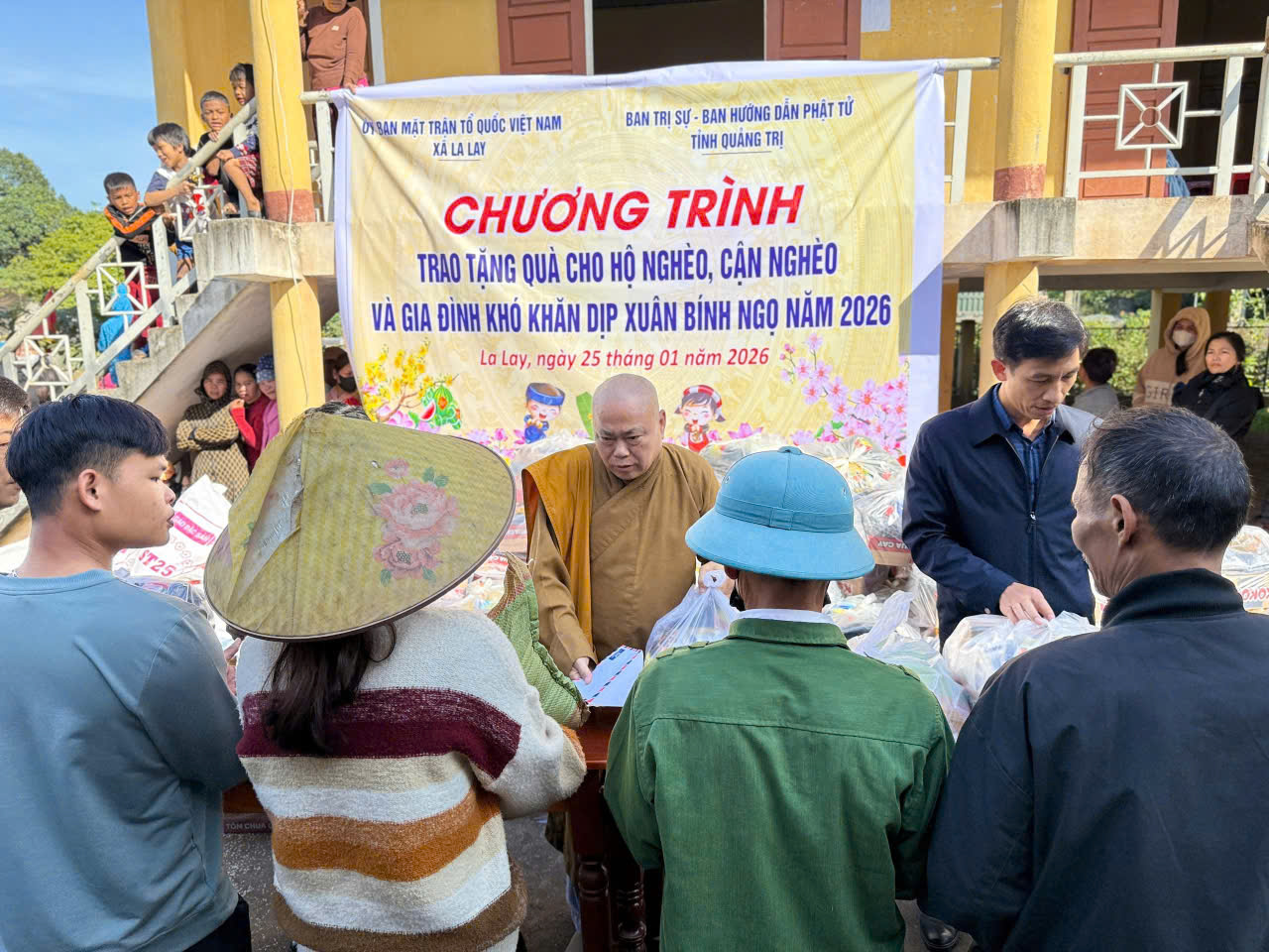 Trao quà Tết cho các hộ gia đình có hoàn cảnh khó khăn