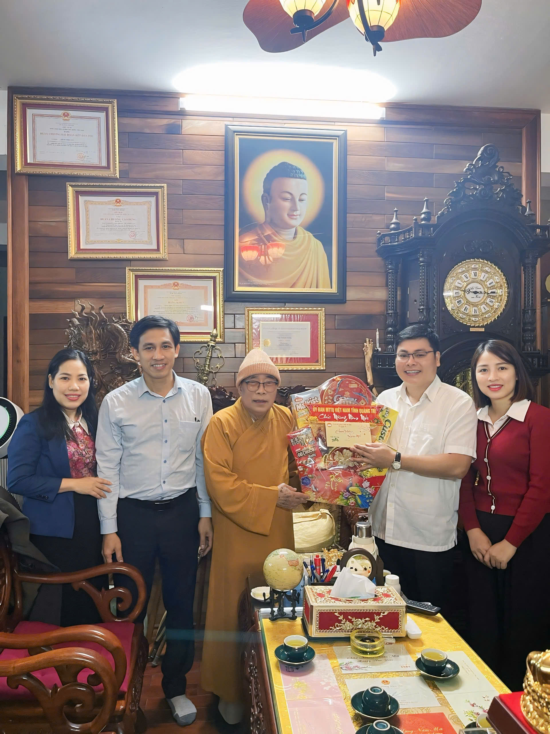 Đồng chí Dương Tân Long Phó Chủ tịch Ủy ban MTTQ Việt Nam tỉnh thăm, chúc Tết Hoà Thượng Thích Thiện Tấn, chứng minh Ban Trị sự Giáo hội Phật giáo Việt Nam tỉnh Quảng Trị