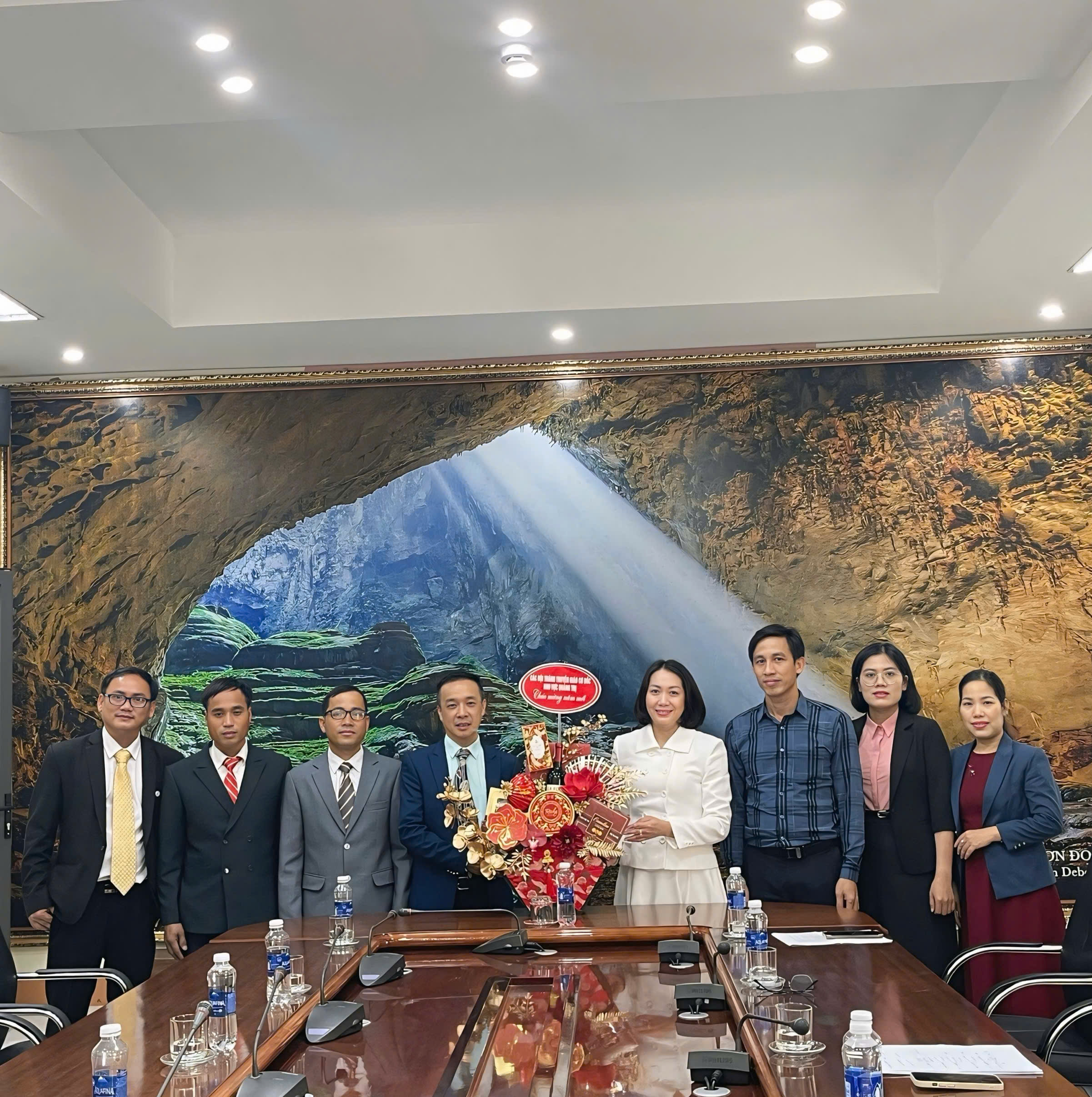 Đại diện Hội Truyền giáo Cơ Đốc Việt Nam tỉnh Quảng Trị tặng hoa chúc Tết Ủy ban MTTQ Việt Nam tỉnh