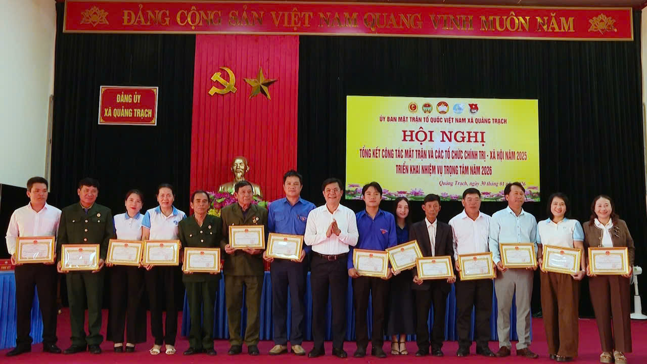 Lãnh đạo xã Quảng Trạch trao khen thưởng cho các tập thể, cá nhân có thành tích xuất sắc trong công tác năm 2025