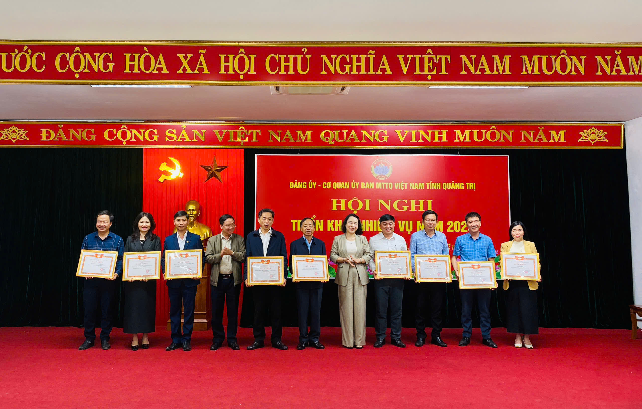 Khen thưởng co các cá nhân, tập thể có thành tích xuất sắc trong công tác năm 2025