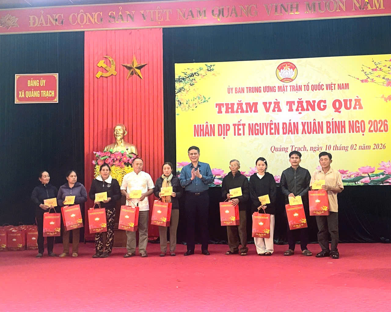 Đ c Trần Thắng,Phó Bí thư Đảng ủy Mặt trận Tổ quốc, các đoàn thể Trung ương trao quà tết cho các hộ nghèo trên địa bàn xã Quảng Trạch