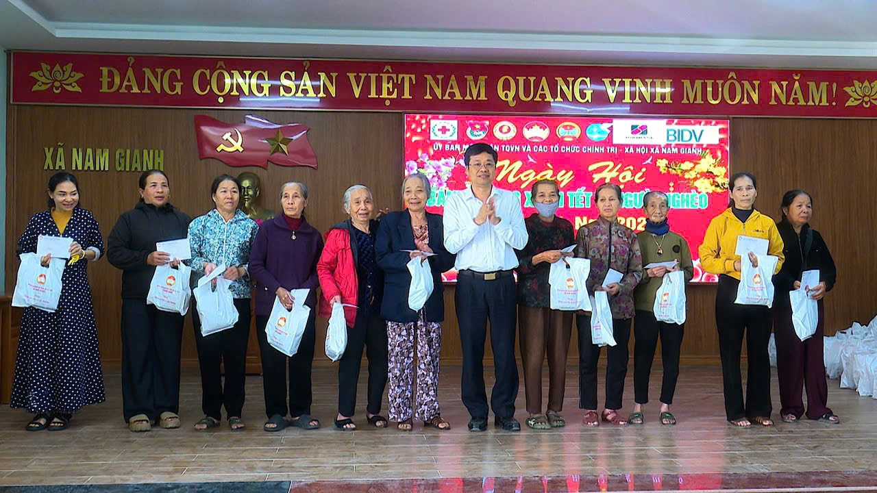 Bí thư Đảng ủy xã Đinh Thiếu Sơn trao quà cho các hộ nghèo