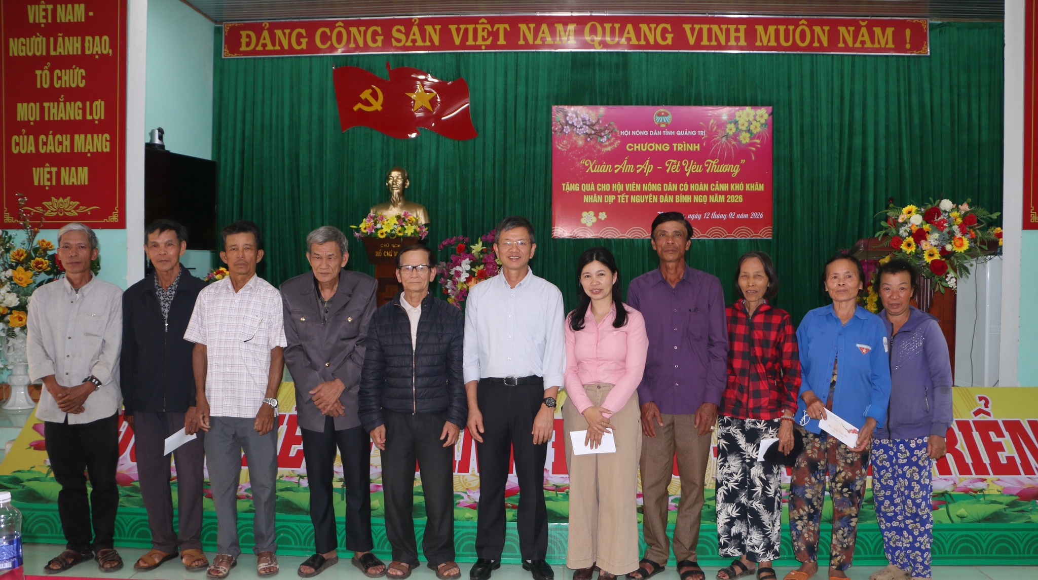 Có thể là hình ảnh về một hoặc nhiều người và văn bản