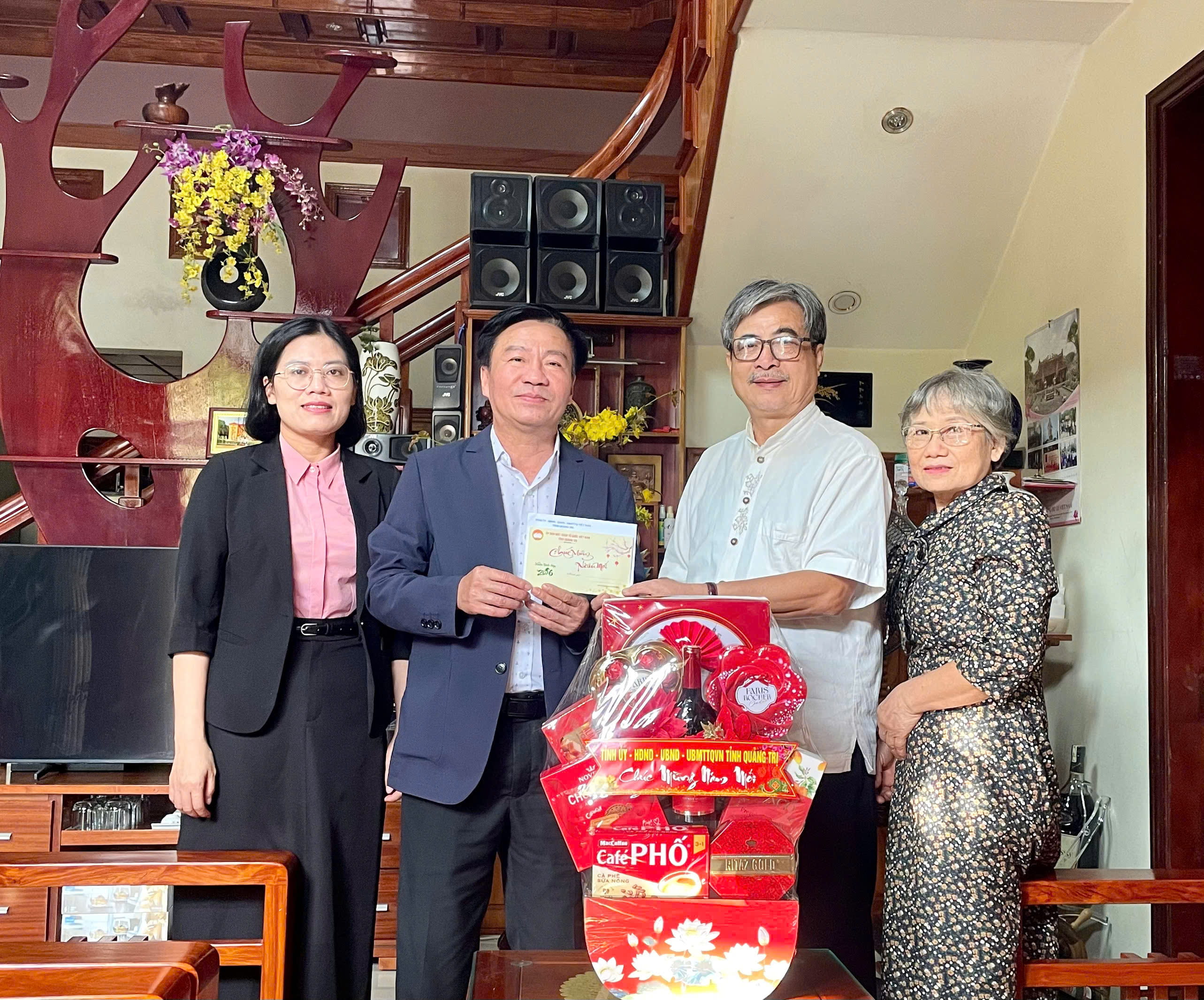 Phó Chủ tịch Thường trực Ủy ban MTTQ Việt Nam tỉnh thăm, chúc Tết gia đình đồng chí Lê Hùng Phi, nguyên Chủ tịch Ủy ban MTTQ Việt Nam tỉnh