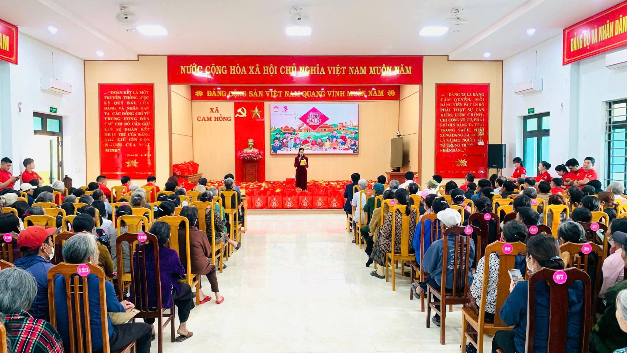 Toàn cảnh buổi trao quà Tết Xuân Bính Ngọ 2026 tại xã Cam Hồng