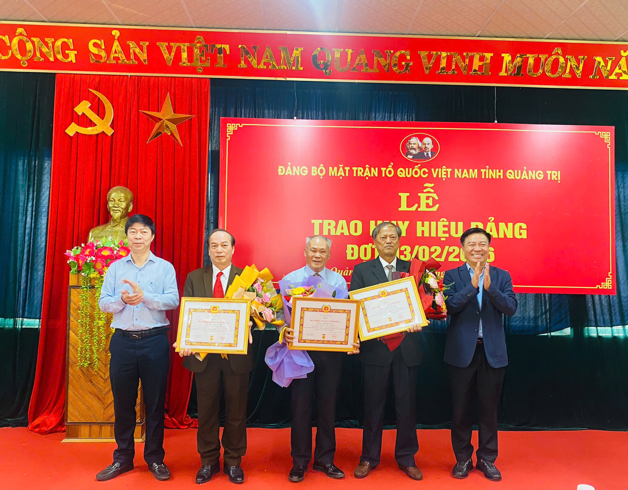 Trao tặng Huy hiệu 55, 50 và 40 năm tuổi Đảng cho các đảng viên thuộc Đảng bộ MTTQ Việt Nam tỉnh Quảng Trị