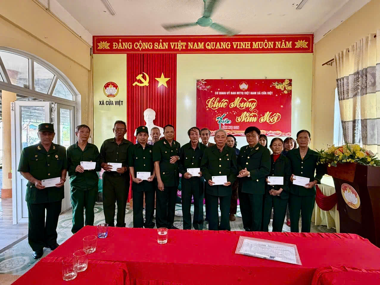 Đồng chí Lê Công Bình – Quyền Chủ tịch Hội cựu TNXP tỉnh Quảng Trị trao quà tết  cho hội viên có hoàn cảnh khó khăn