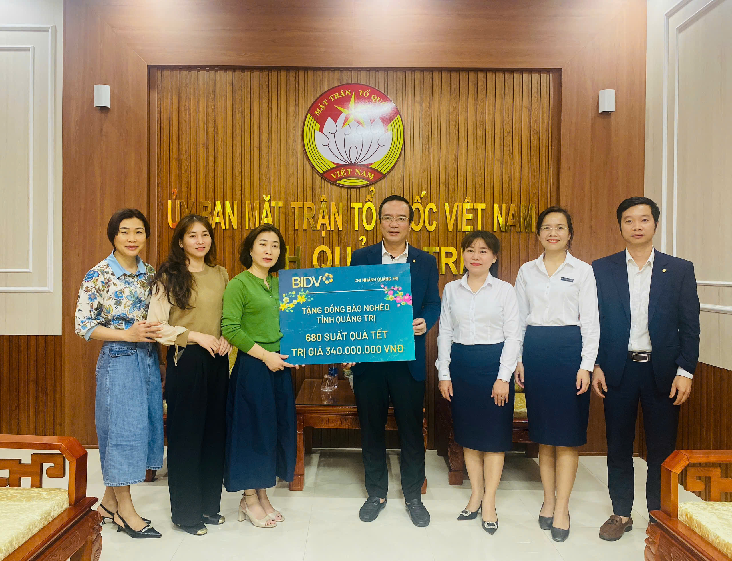 đồng chí Nguyễn Quang Đại – Bí thư Đảng bộ, Giám đốc Ngân hàng TMCP Đầu tư và Phát triển Việt Nam (BIDV) – Chi nhánh Quảng Trị đã trao 638 suất quà Tết hỗ trợ bà con có hoàn cảnh khó khăn tại các xã khu vực phía Nam tỉnh Quảng Trị