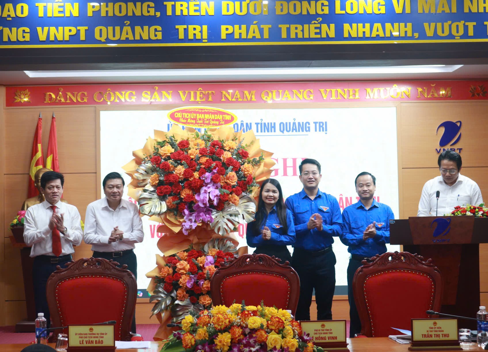Chủ tịch UBND tỉnh Lê Hồng Vinh cùng Phó Chủ tịch UBND tỉnh Lê Văn Bảo tặng hoa chúc mừng tuổi trẻ Quảng Trị