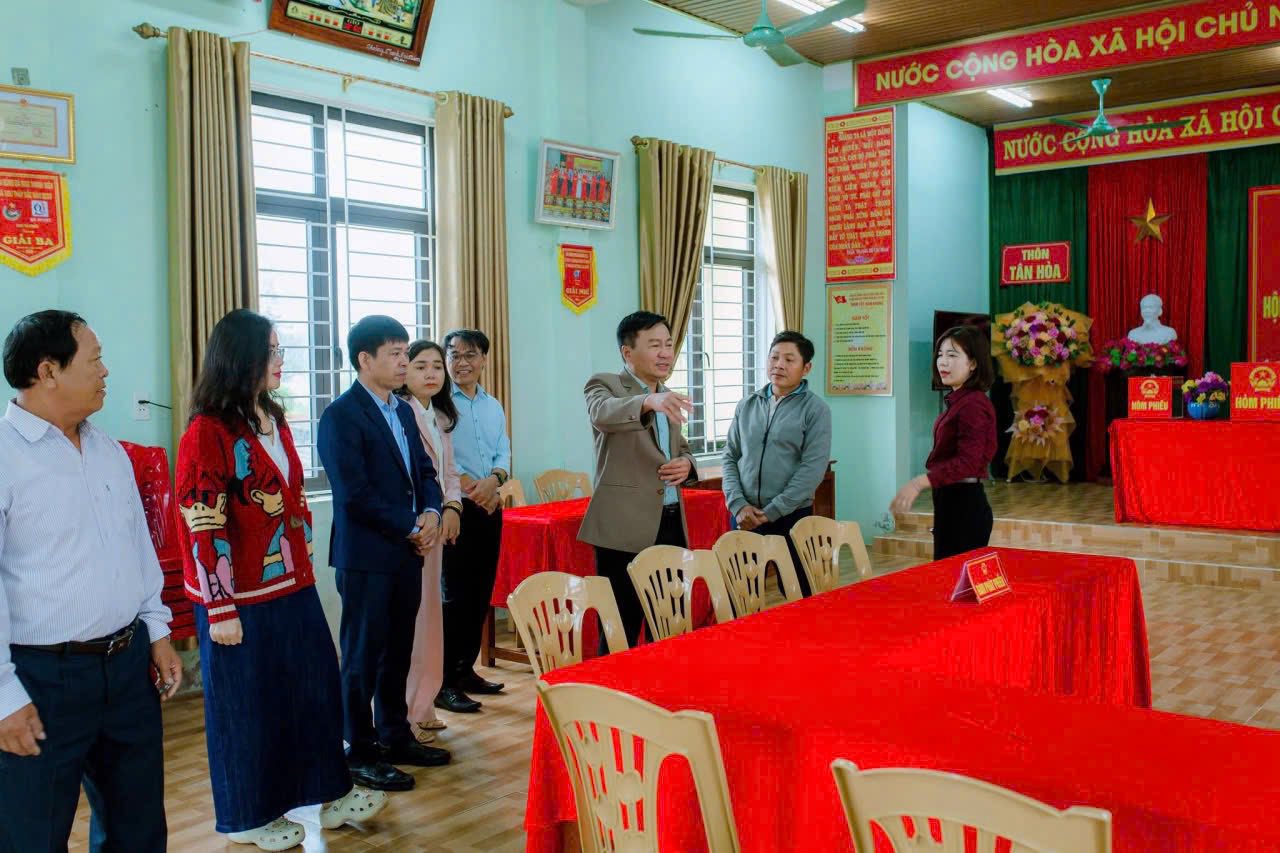 Đ.c Đào Mạnh Hùng - UVBTV Tỉnh ủy, Phó Chủ tịch Thường trực Ủy ban MTTQ Việt Nam tỉnh cùng đoàn công tác kiểm tra công tác bầu cử tại Nhà Văn hoá Thôn Tân Hoà