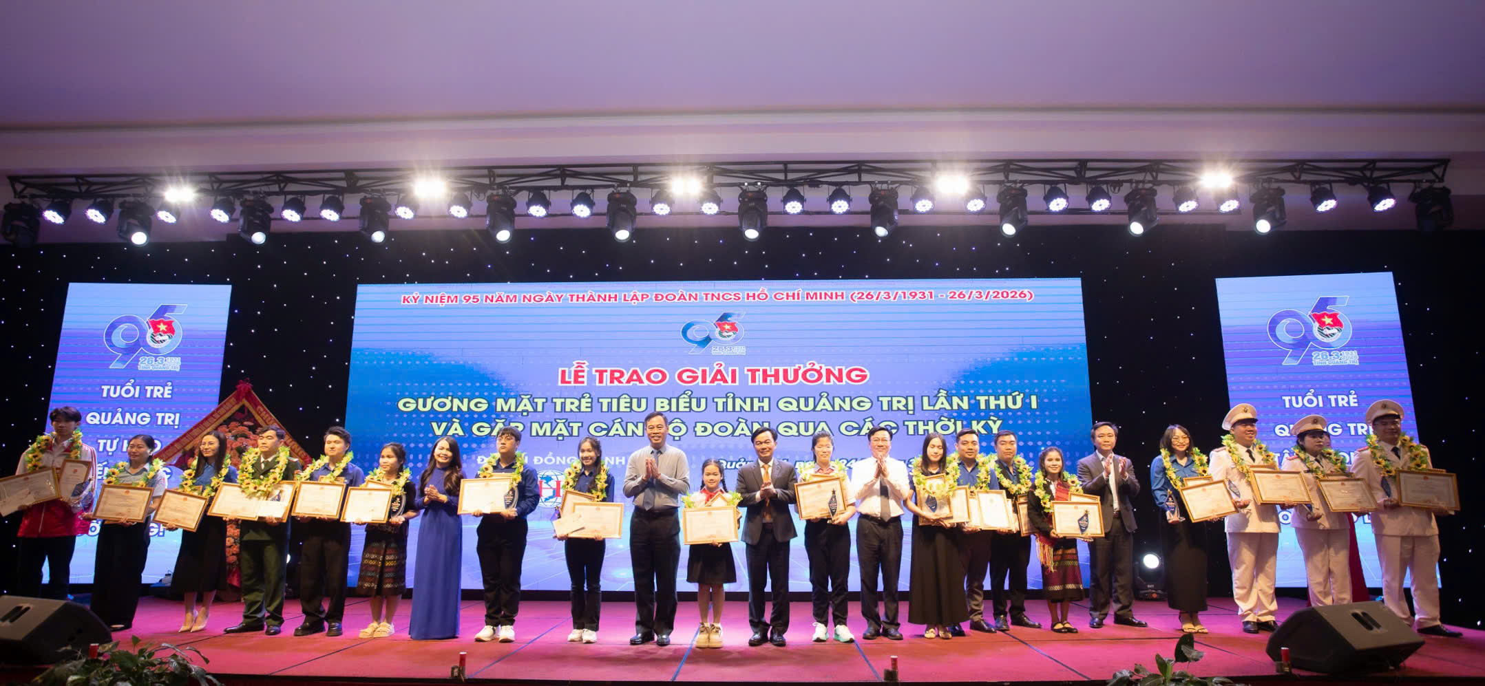 Các đồng chí lãnh đạo tỉnh trao Bằng khen của Chủ tịch UBND tỉnh và tặng hoa vinh danh 20 gương mặt trẻ tiêu biểu