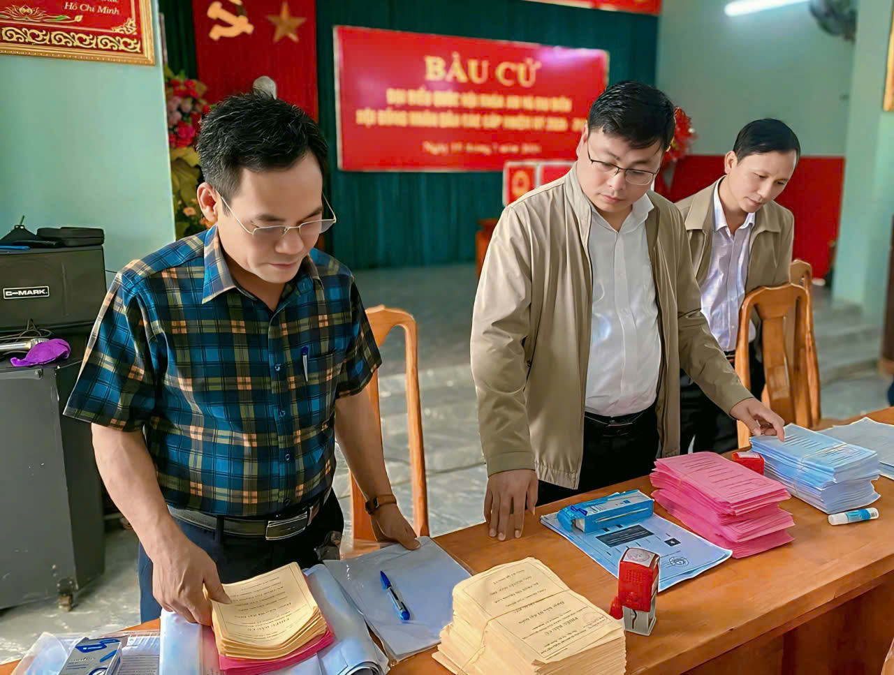 Phó Chủ tịch Ủy ban MTTQ Việt Nam tỉnh cùng đoàn công tác kiểm tra bầu cử tại Thôn Dinh Mười, xã Ninh Châu