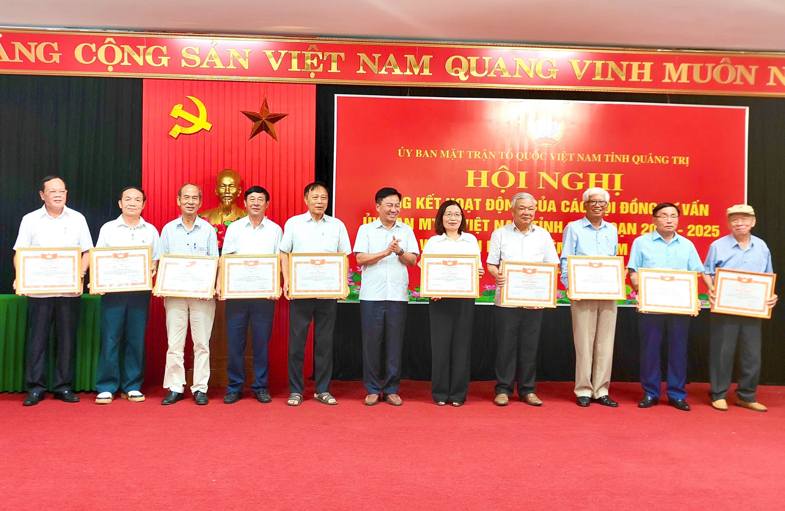 Ông Đào Mạnh Hùng - UVBTV Tỉnh ủy, Phó Chủ tịch Thường trực Ủy ban MTTQ Việt Nam tỉnh  trao bằng khen cho các cá nhân có nhiều đóng góp trong hoạt động của các Hội đồng tư vấn Ủy ban MTTQ Việt Nam tỉnh