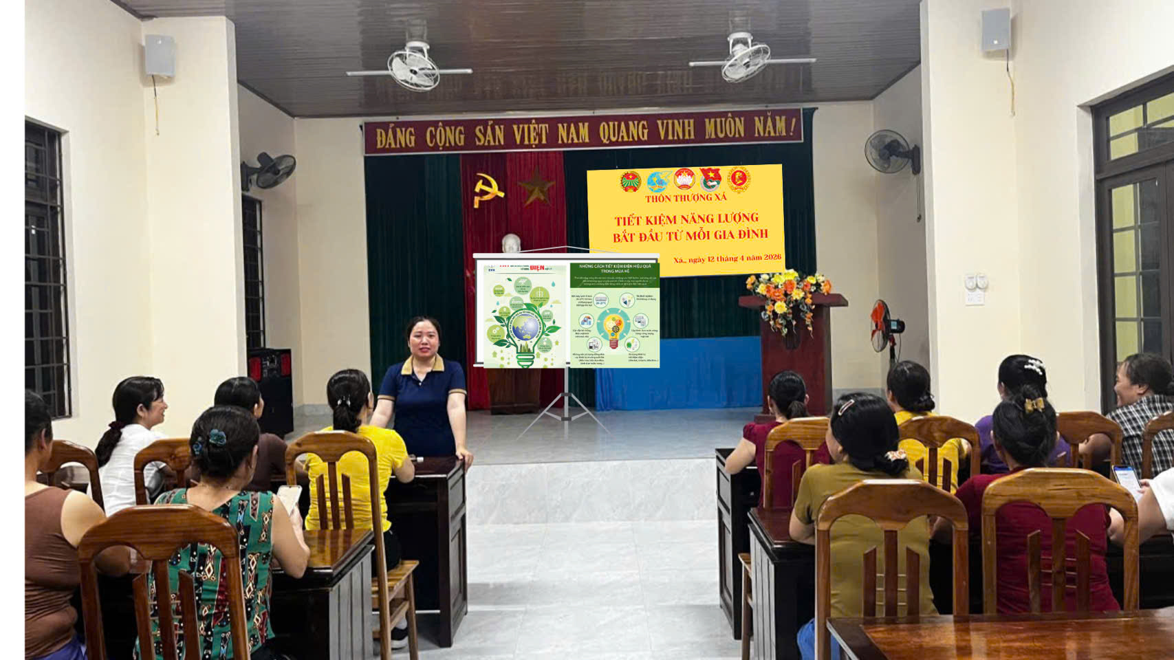 1Ban công tác Mặt trận thôn Thượng Xá, xã Hải Lăng tổ chức tuyên truyền về Tiết kiệm An ninh năng lượng bắt đầu từ mỗi gia đình