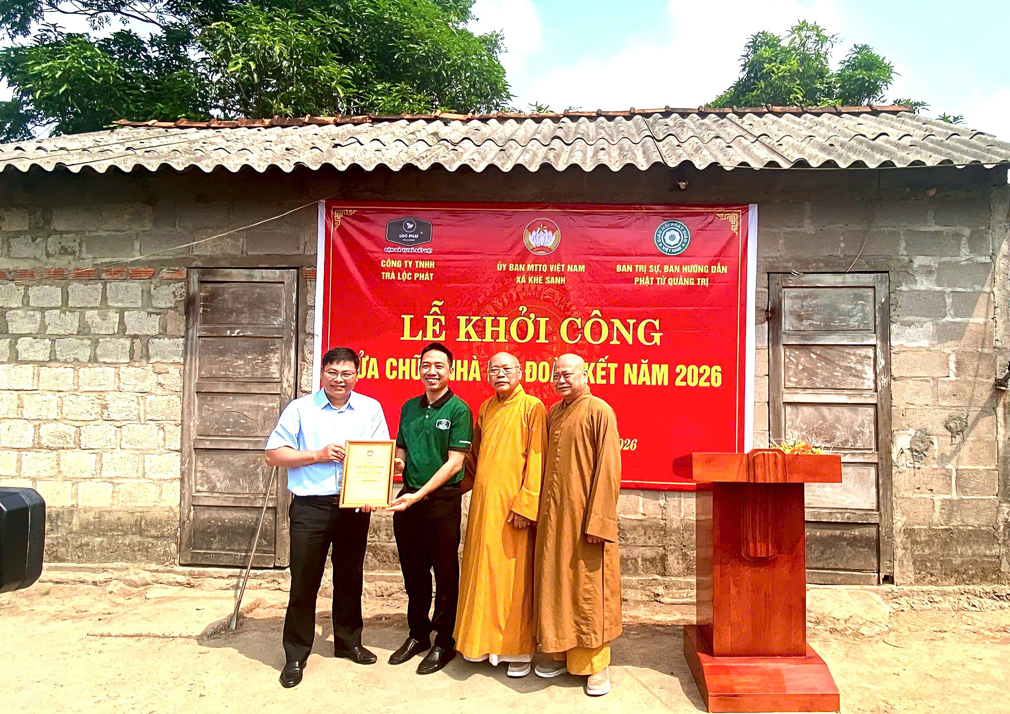 Lãnh đạo Ủy ban MTTQ Việt Nam tỉnh trao chứng nhận Tấm lòng vàng cho lãnh đạo Công ty TNHH Trà Lộc Phát