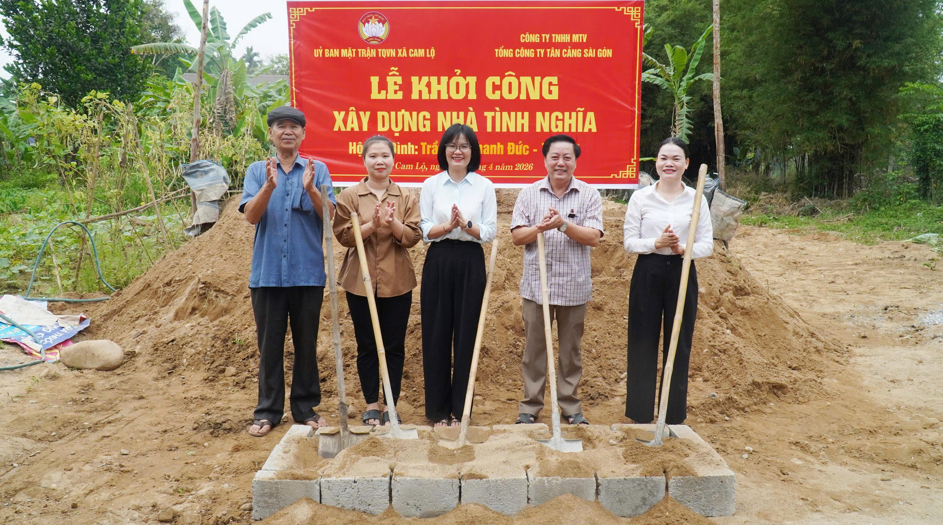 Đại biểu và gia đình thực hiện Nghi thưc khởi công Nhà Đại đoàn kết