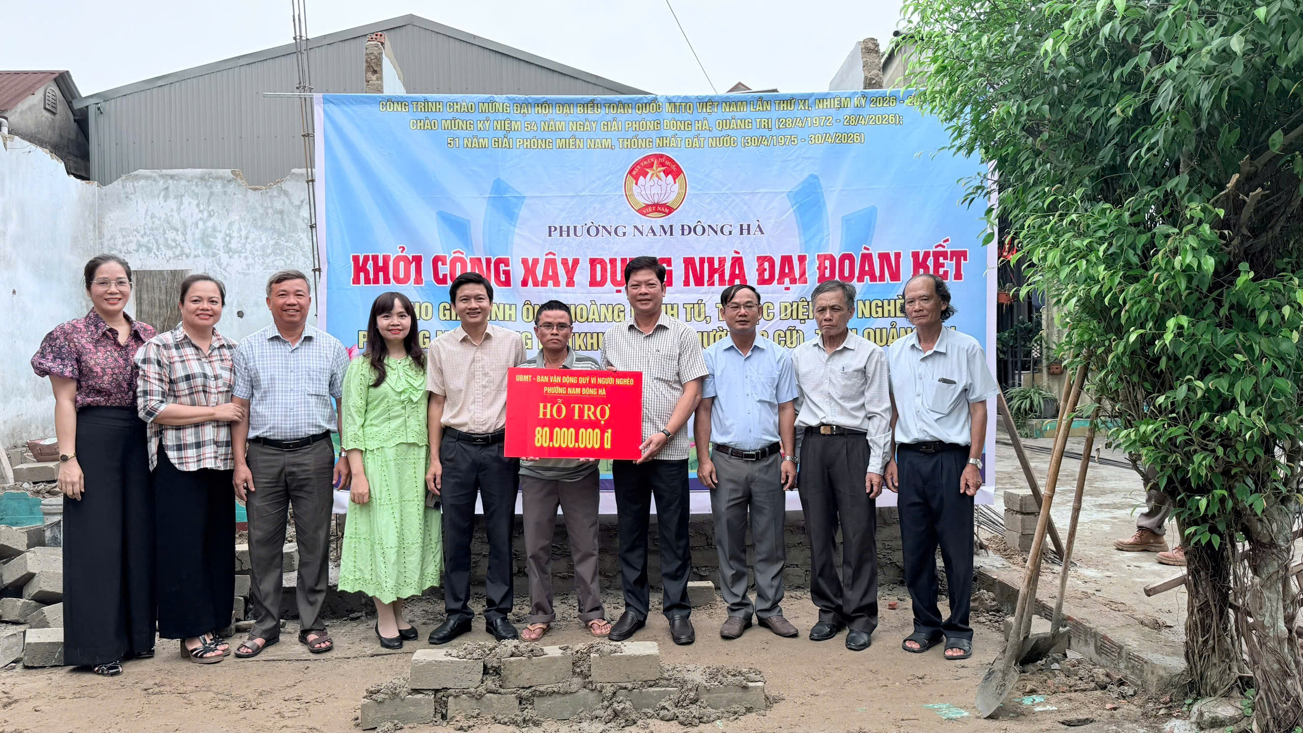 Trao biển hỗ trợ Nhà Đại đoàn kết cho hộ gia đình ông Hoàng Minh Tú