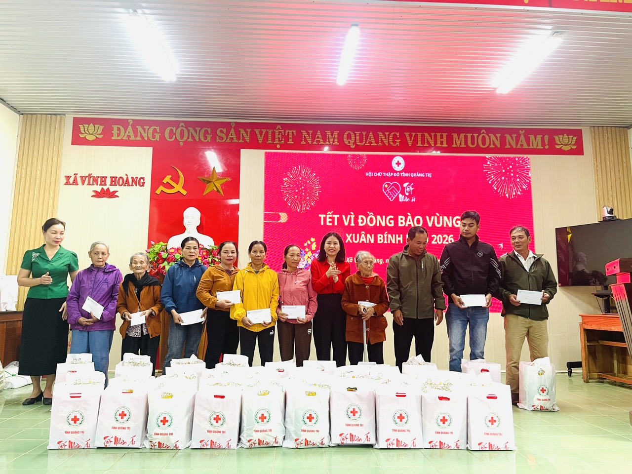 Trao quà cho các hộ gia đình nghèo, cận nghèo, khó khăn tại xã Vĩnh Hoàng