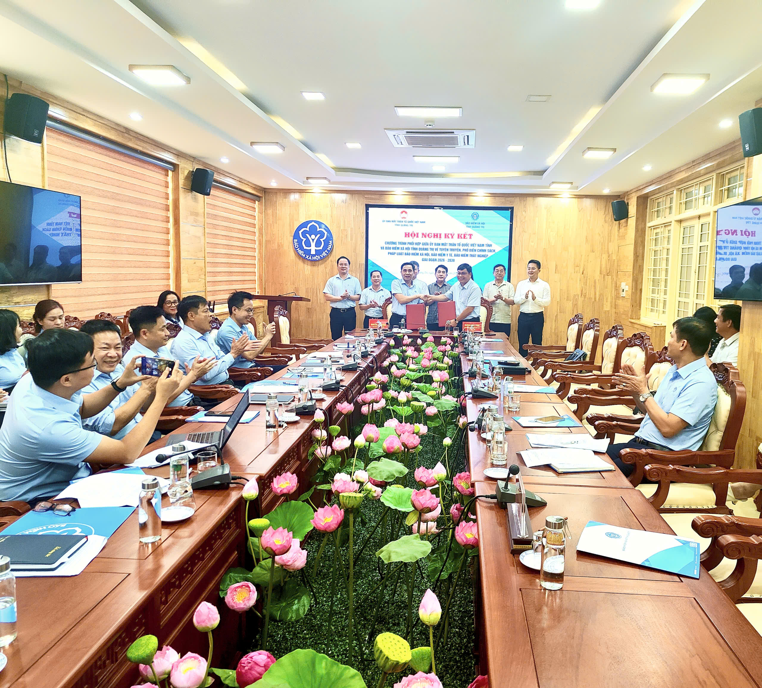 Đại diện lãnh đại 02 đơn vị thực hiện Ký kết chương trình phối hợp công tác giai đoạn 2026 - 2030