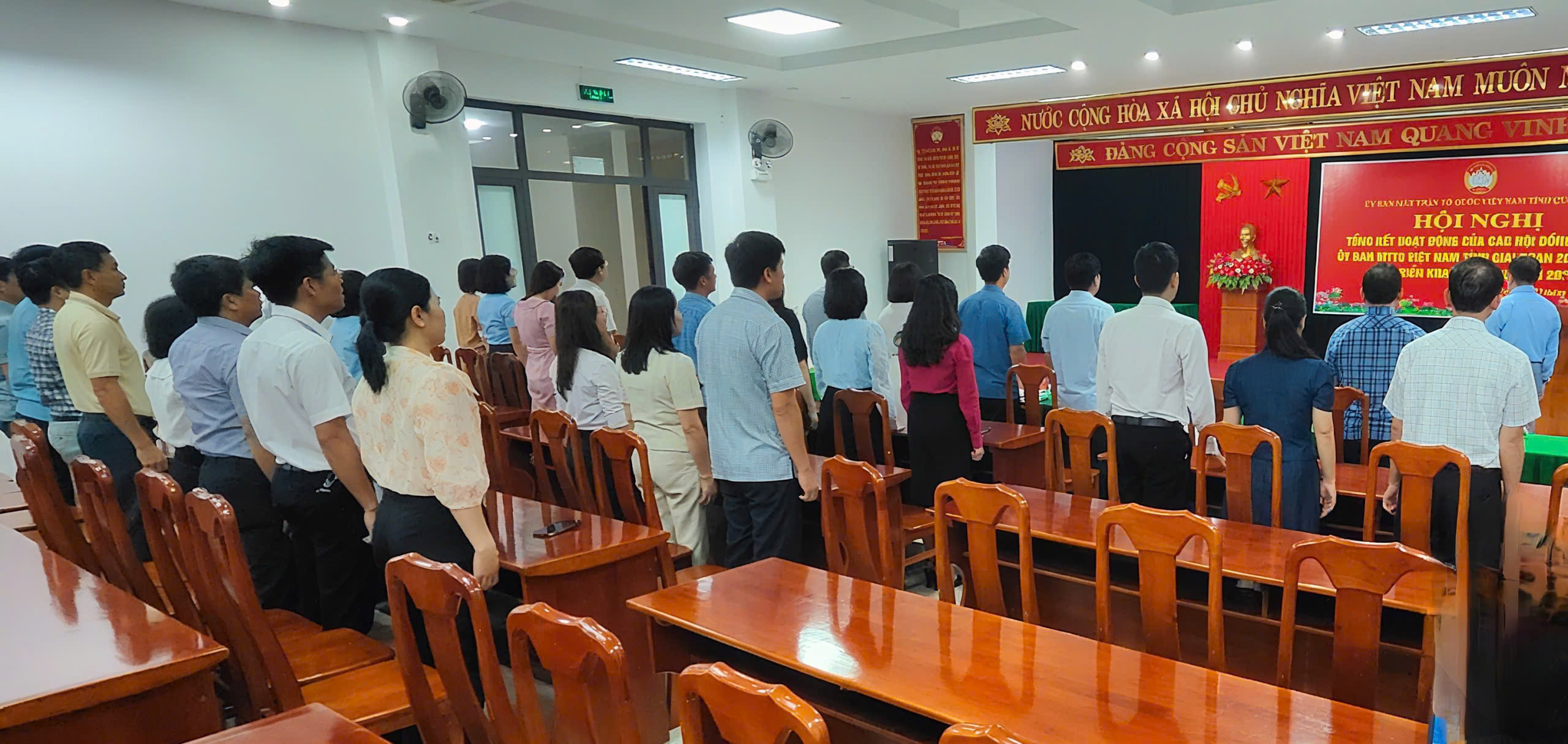 Toàn thể cơ quan thực hiện nghi thức chào cờ