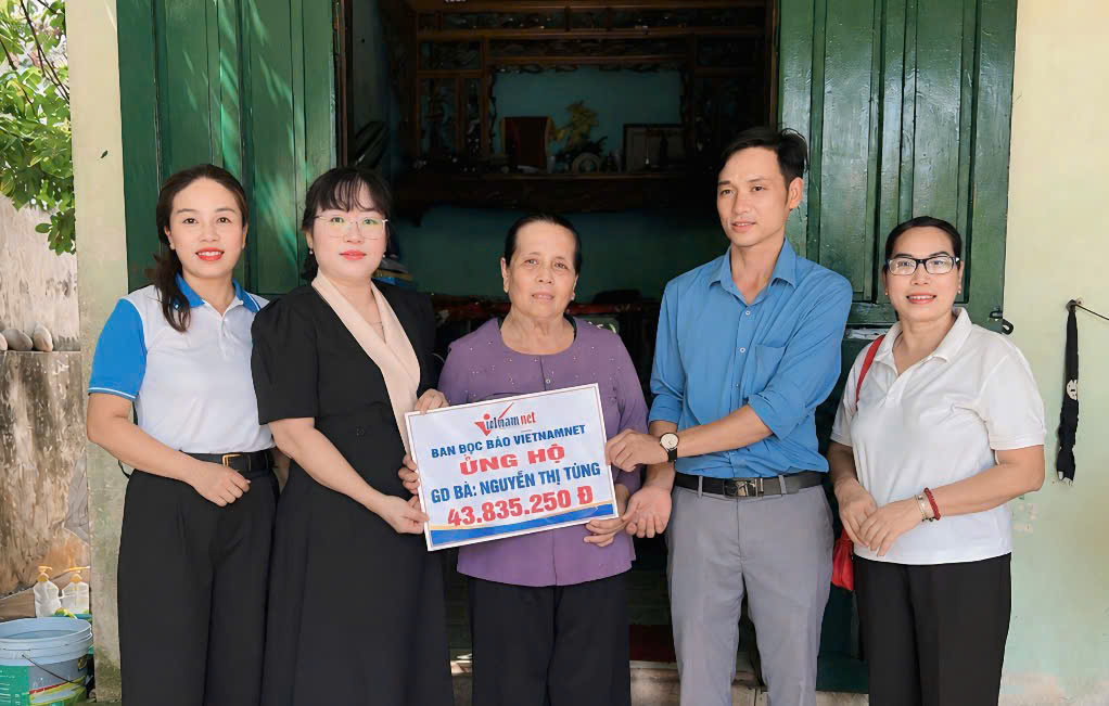 Đại diện các đơn vị trao hỗ trợ cho gia đình bà Nguyễn Thị Tùng