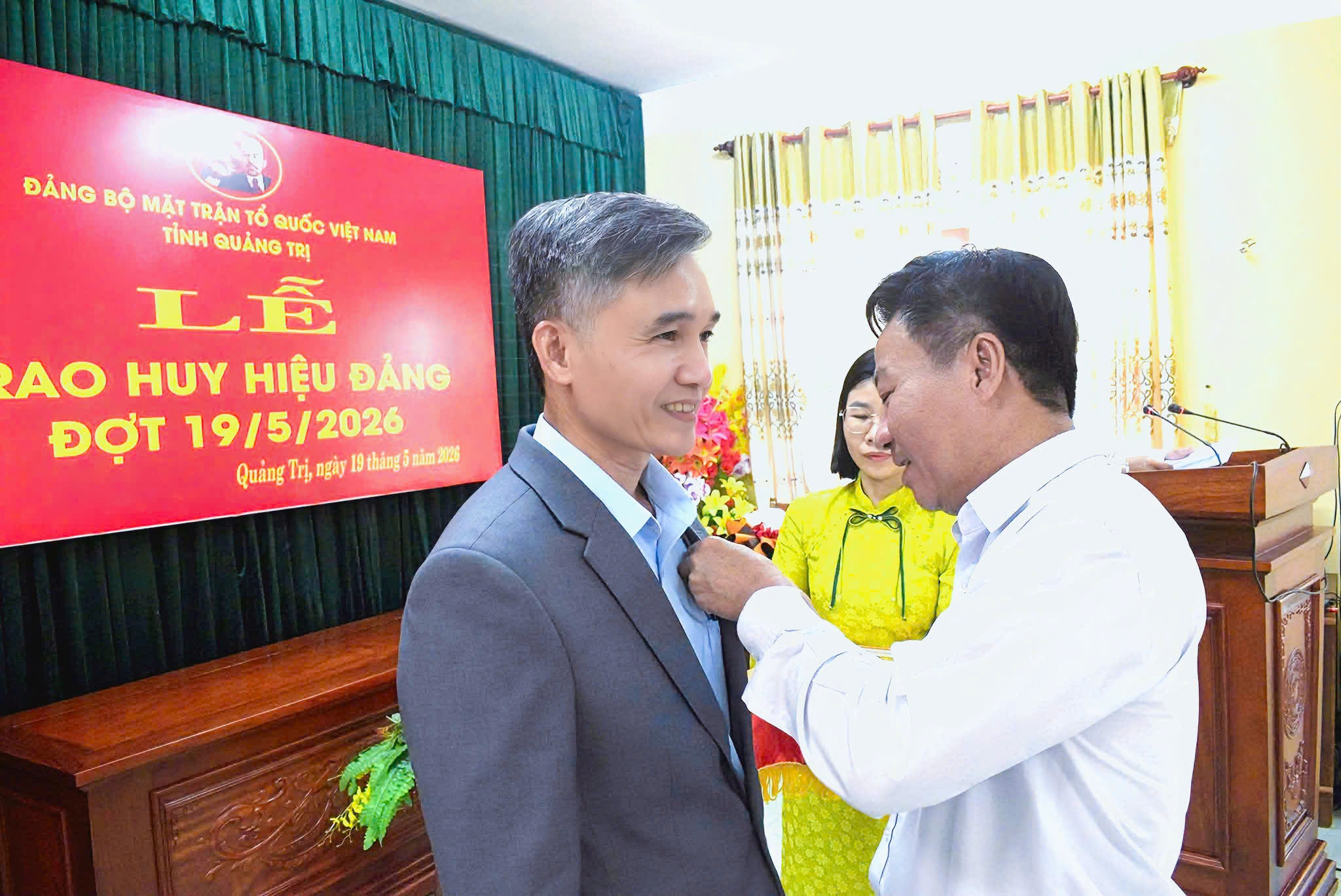 đồng chí Đào Mạnh Hùng, Ủy viên Ban Thường vụ Tỉnh ủy, Phó Chủ tịch Thường trực Ủy ban MTTQ Việt Nam tỉnh, Bí thư Đảng ủy MTTQ Việt Nam tỉnh đo huy hiệu 30 năm tuổi Đảng cho đồng chí