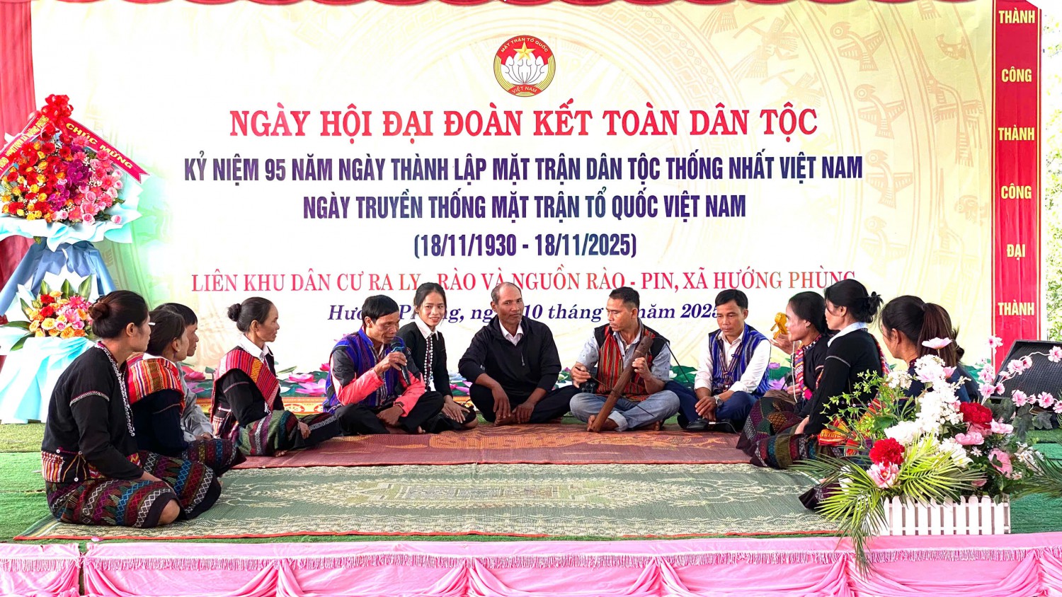 Người dân ở các khu dân cư vùng đồng bào DTTS, xã Hướng Phùng tham gia Ngày Hội Đại Đoàn kết dân tộc