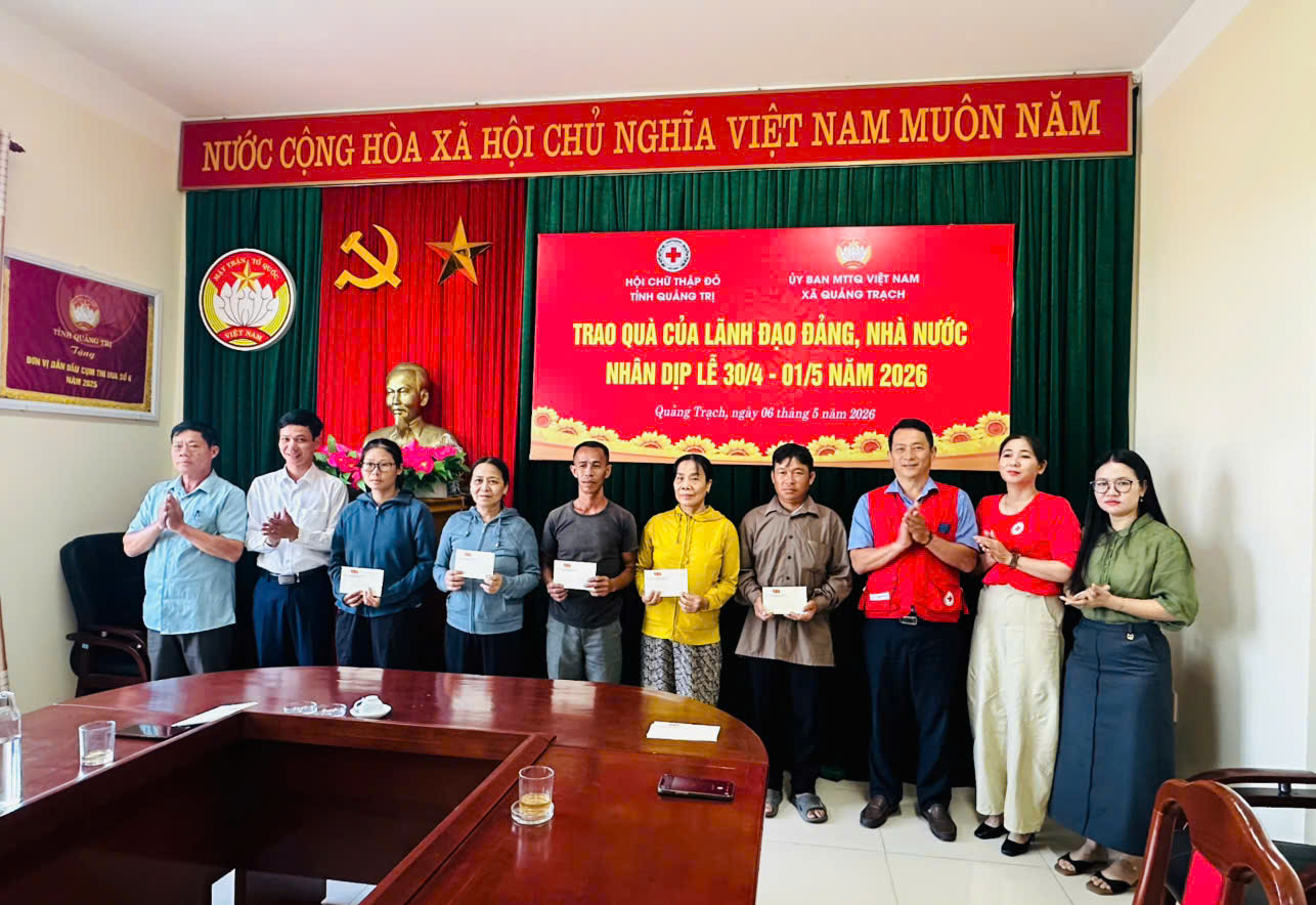 Đại diện lãnh đạo các đơn vị trao quà cho các hộ gia đình có hoàn cảnh khó khăn trên đại bàn xã Quảng Trạch