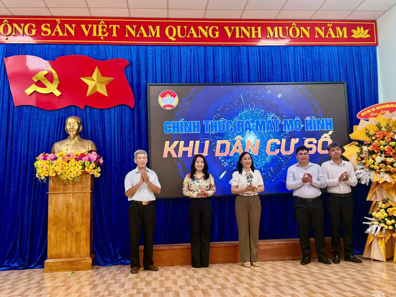 Các đại biểu thực hiện nghi thức chạm tay ra mắt mô hình
