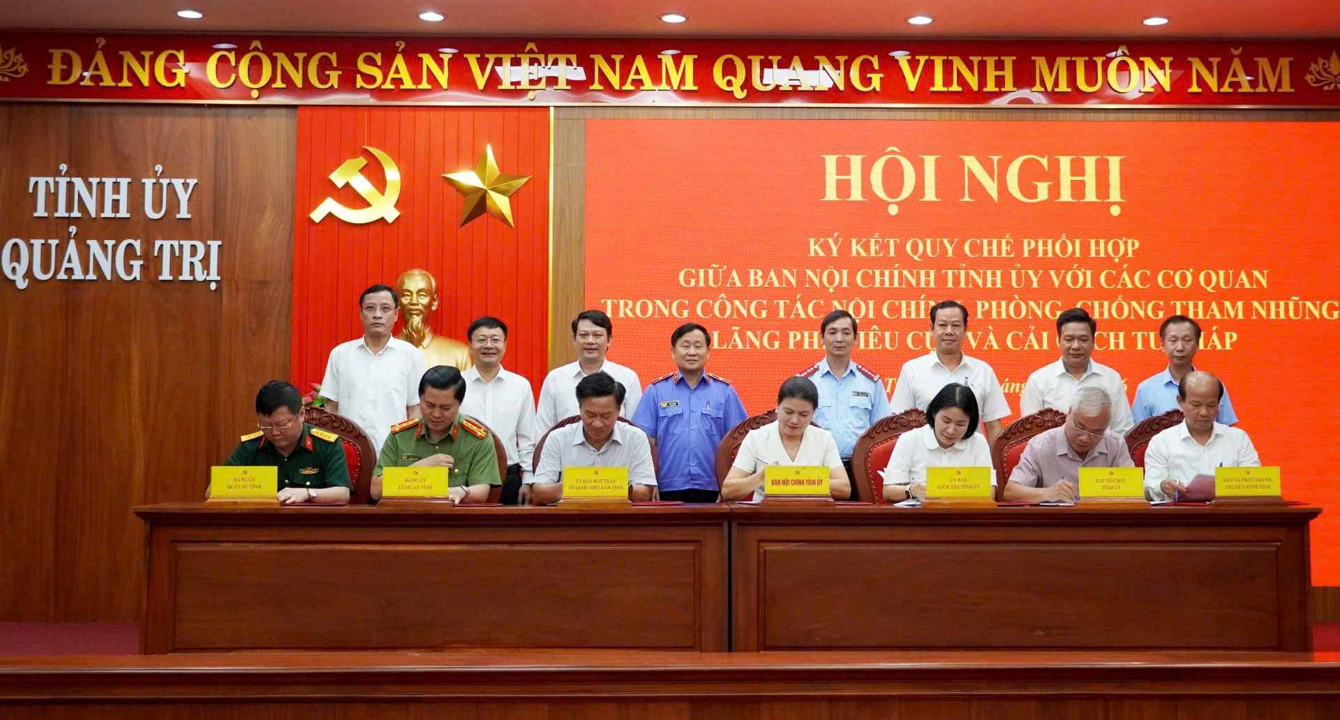 Ban Nội chính Tỉnh ủy và các sở, ban, ngành, đơn vị tiến hành ký kết quy chế phối hợp - Ảnh: X.P