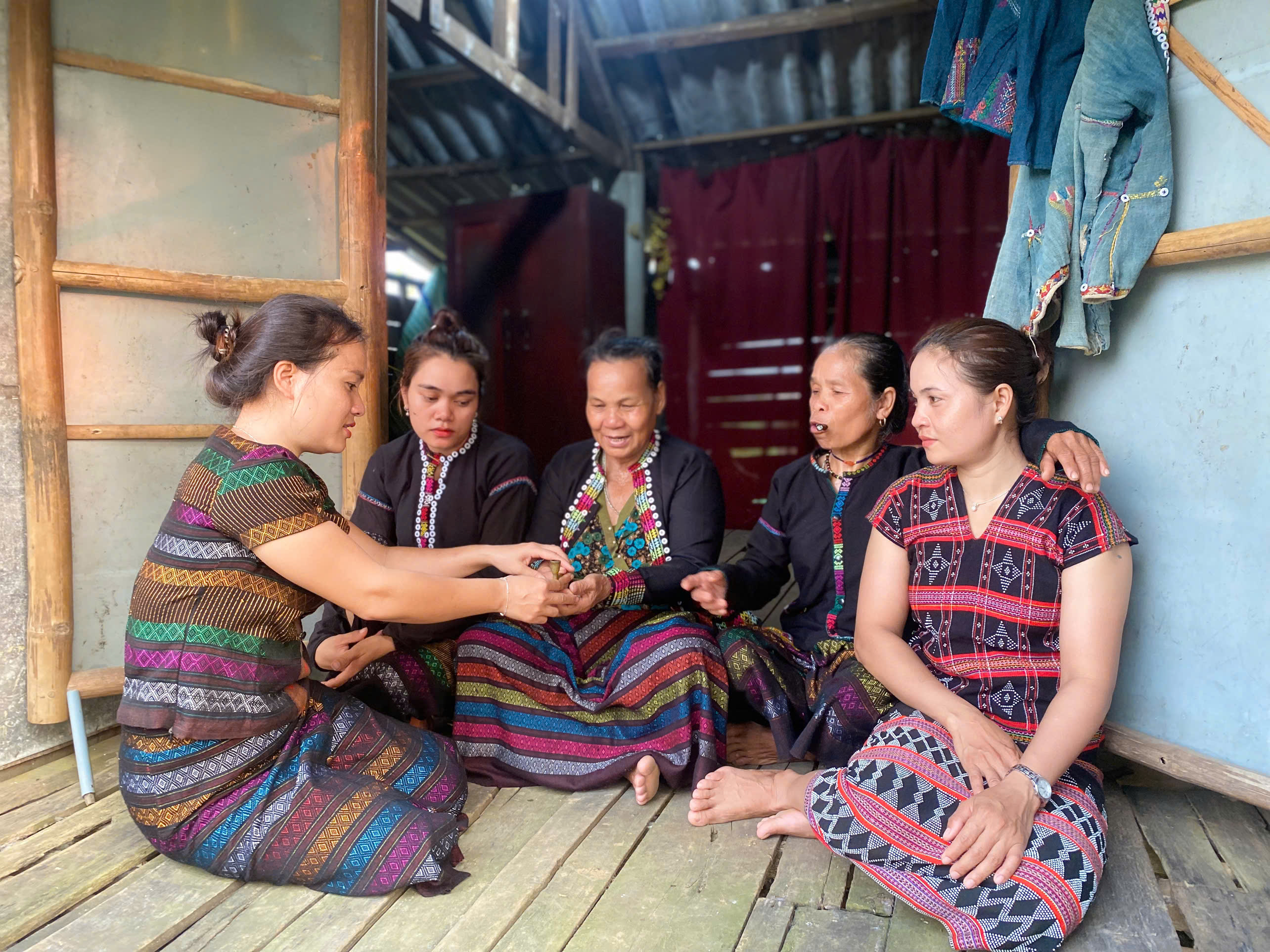 Chị Hồ Thi Loan, Hội viên nồng cốt thôn Vùng Kho, xã Đakrông tuyên truyền cho các mẹ, các chị bỏ hút thuốc lá - Ảnh: Phương Thiện