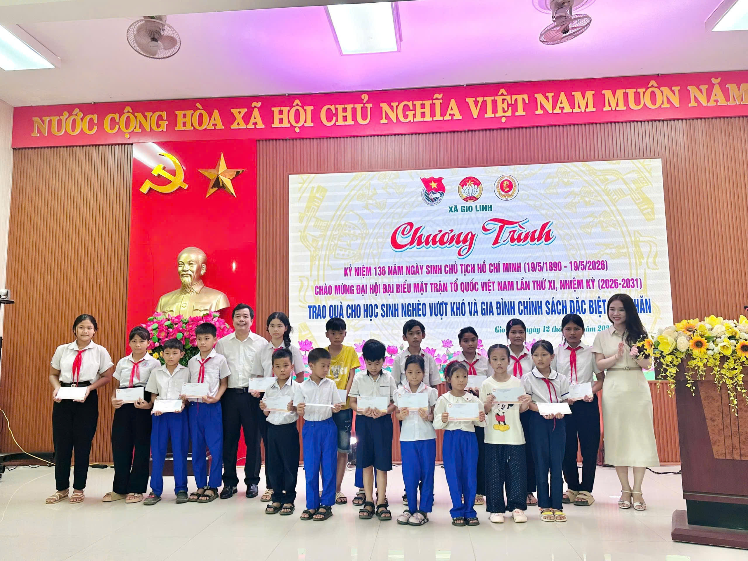 Lãnh đạo Đảng ủy trao quà cho các em học sinh có hoàn cảnh khó khăn vươn lên trong học tập