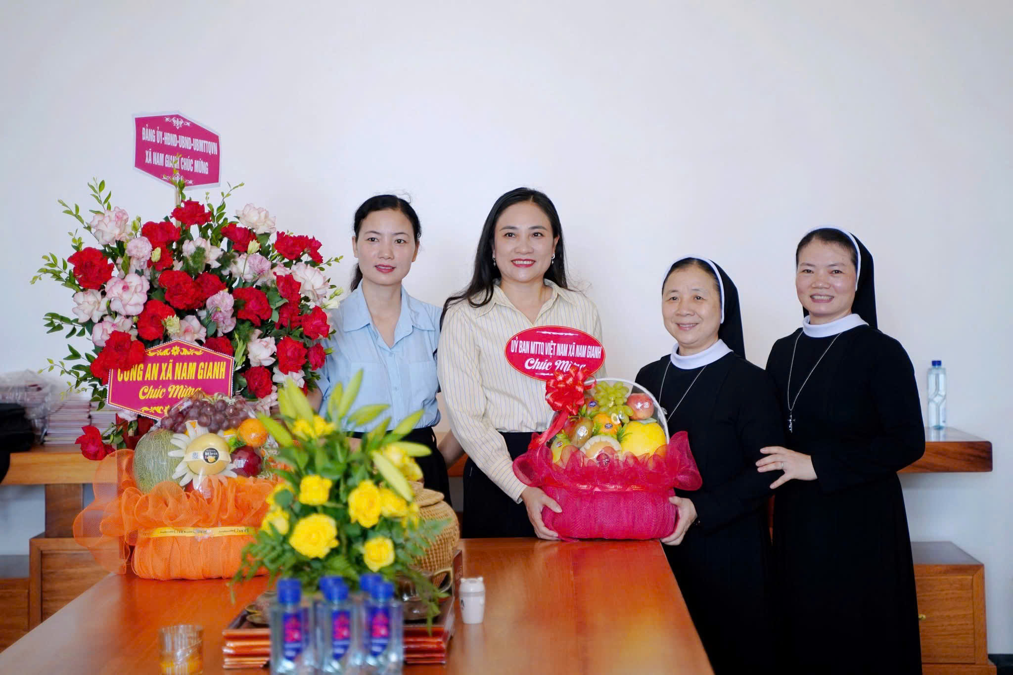 Đồng chí Trần Thị Tuyết Lan - Ủy viên Ban Thường vụ Đảng ủy, Chủ tịch Ủy ban MTTQ Việt Nam tặng hoa chúc mừng Giáo xứ Cồn Sẽ