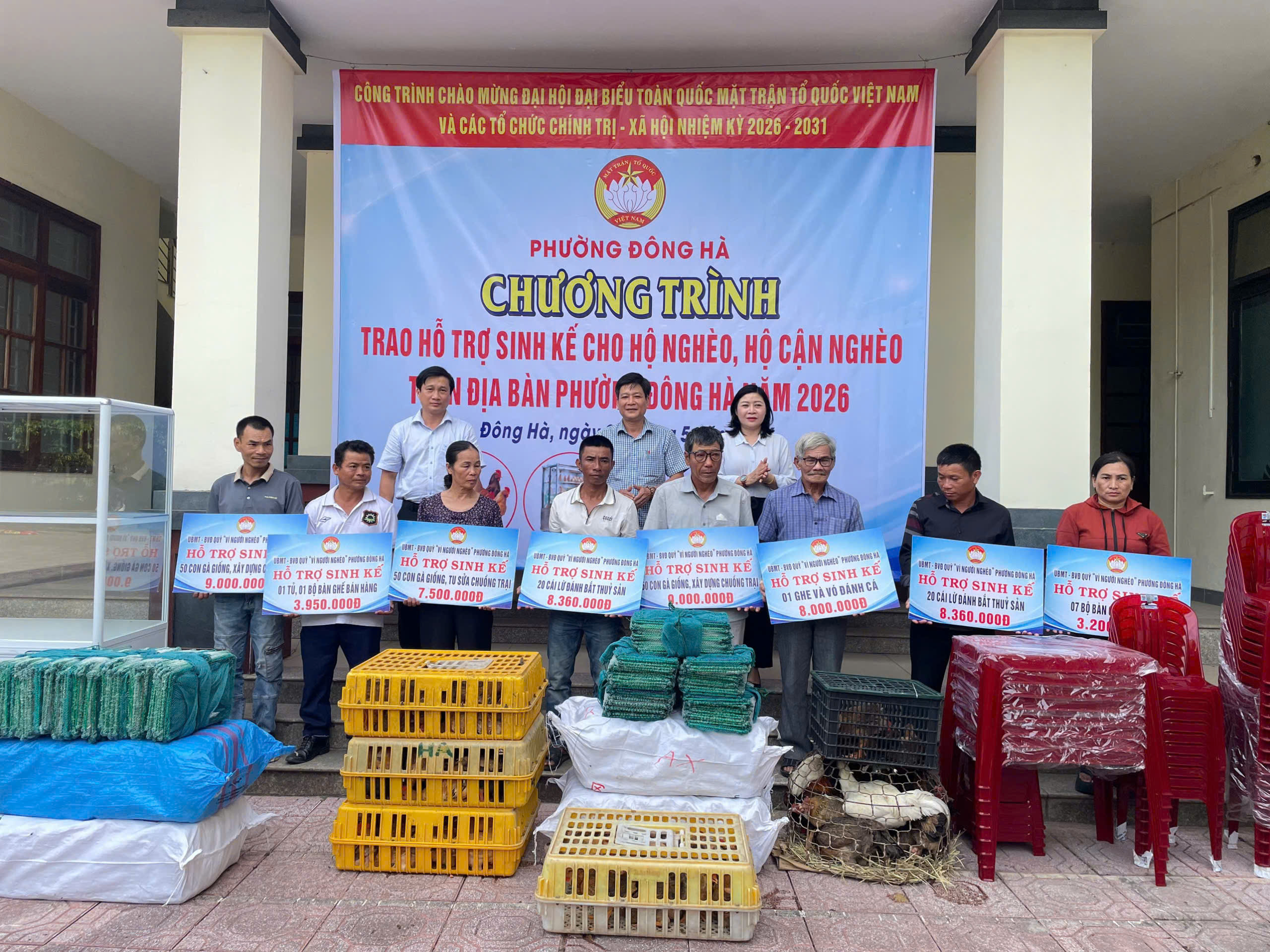 Các đồng chí lãnh đạo phường Đông Hà trao hỗ trợ sinh kế cho các hộ gia đình