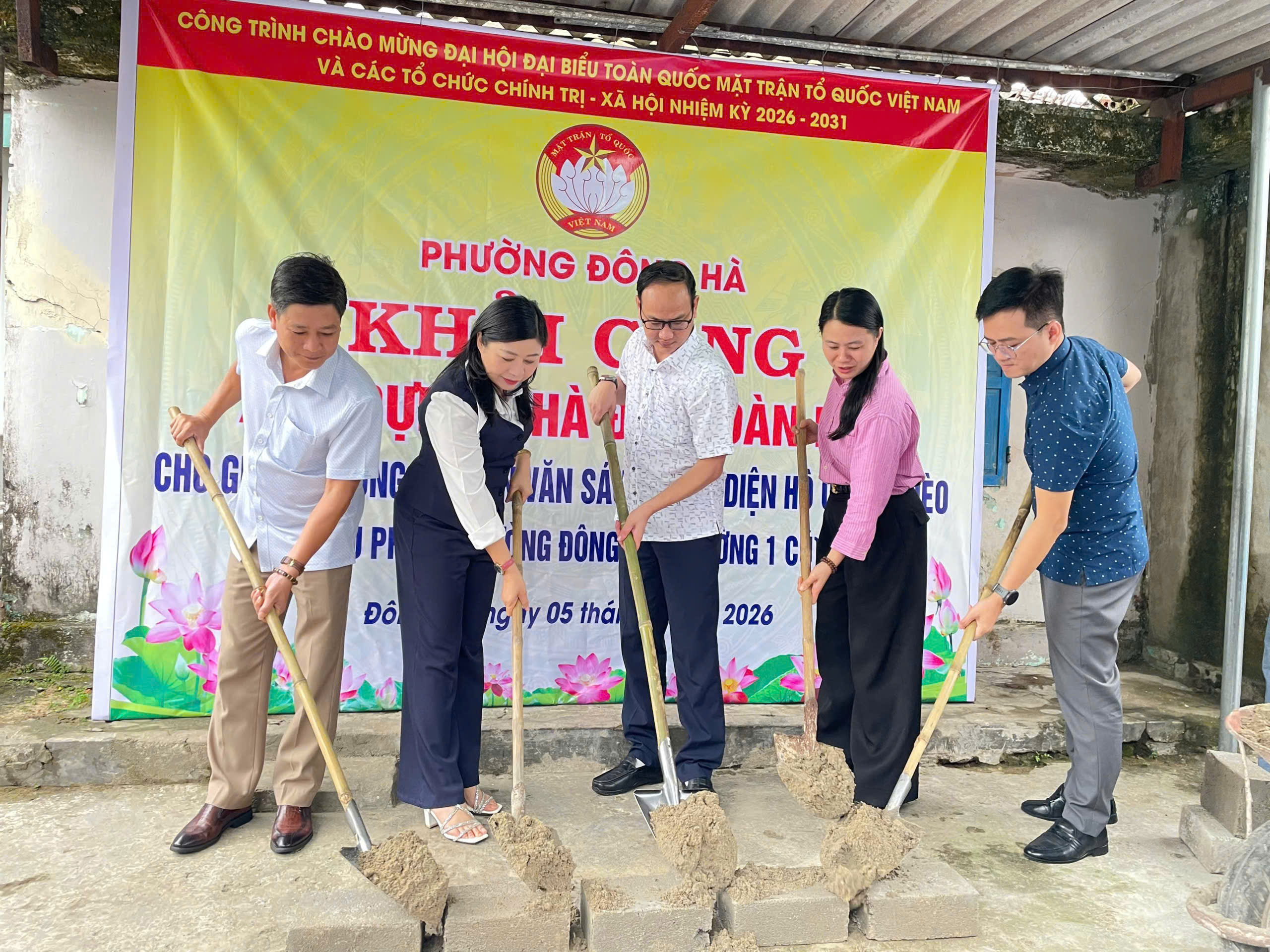 Các đại biểu và đại diện gia đình thực hiện Nghi thức khởi công