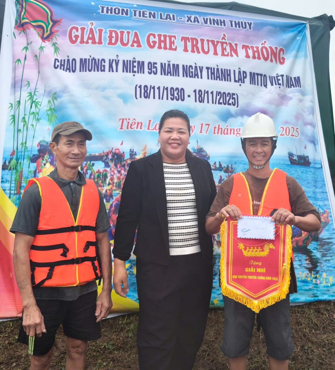 Chị Mơ (đứng giữa) trao giải cho các đội đua ghe truyền thống tại xã Vĩnh Thủy