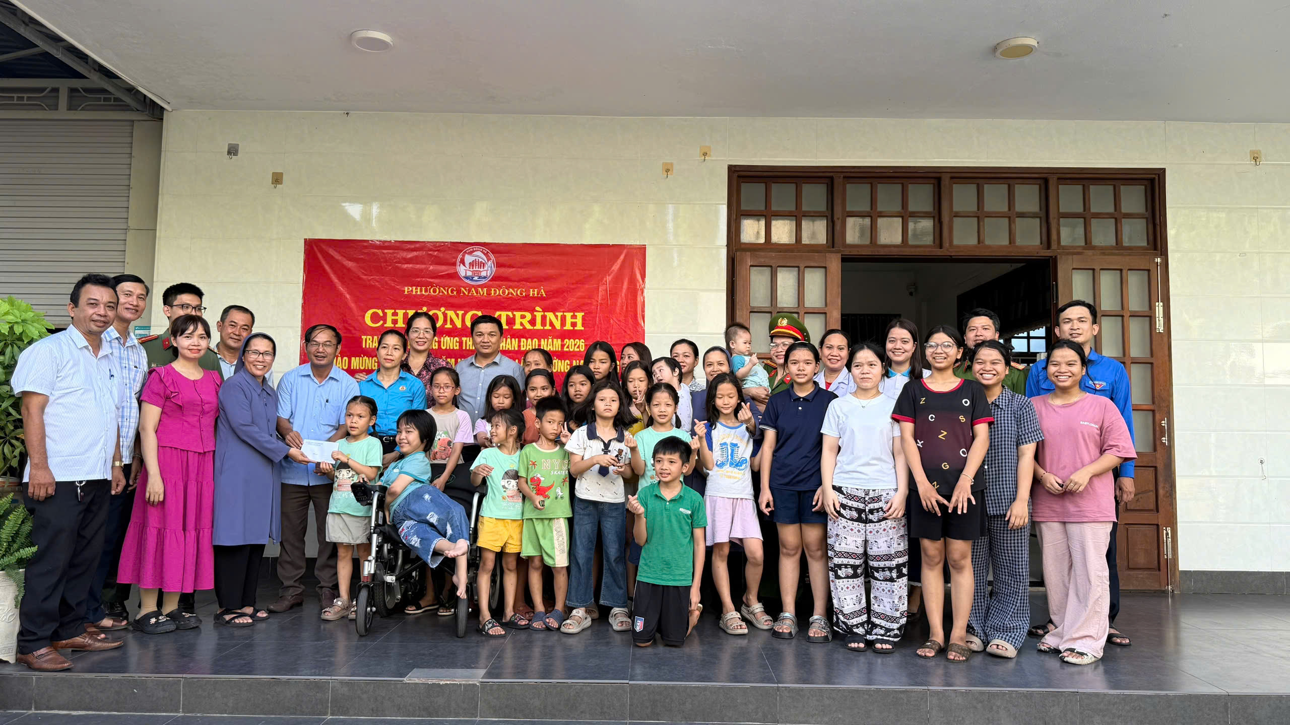 Đ/c Nguyễn Lê Tiến - UVBTV Đảng uỷ, Chủ tịch UBMTTQ Việt Nam phường cùng các đồng chí CBCC phường trao quà cho các cháu ở Mái ấm Lâm Bích
