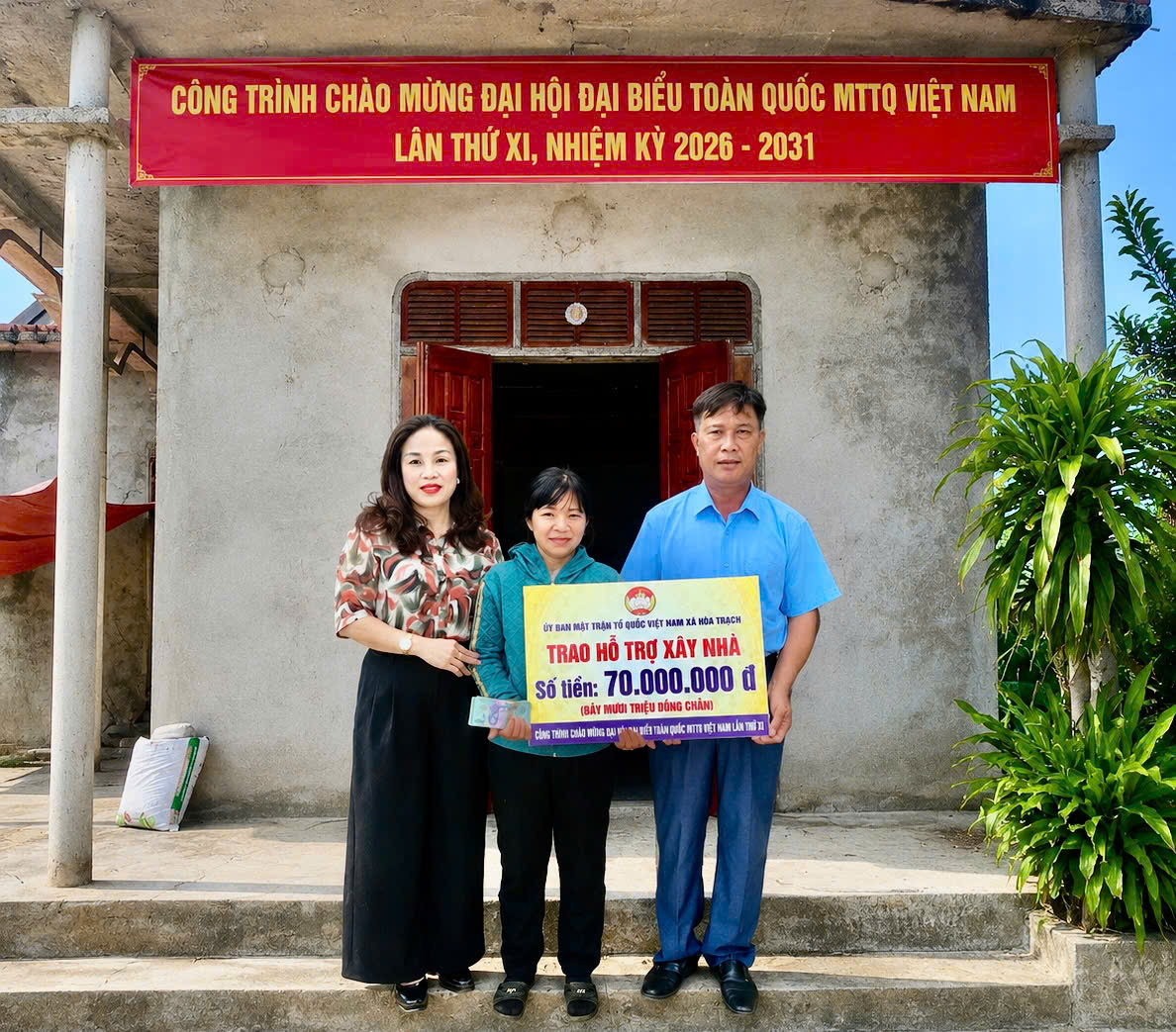 Đại diện Ủy ban MTTQ Việt Nam xã Hoà Trạch trao biển hỗ trợ cho hộ gia đình