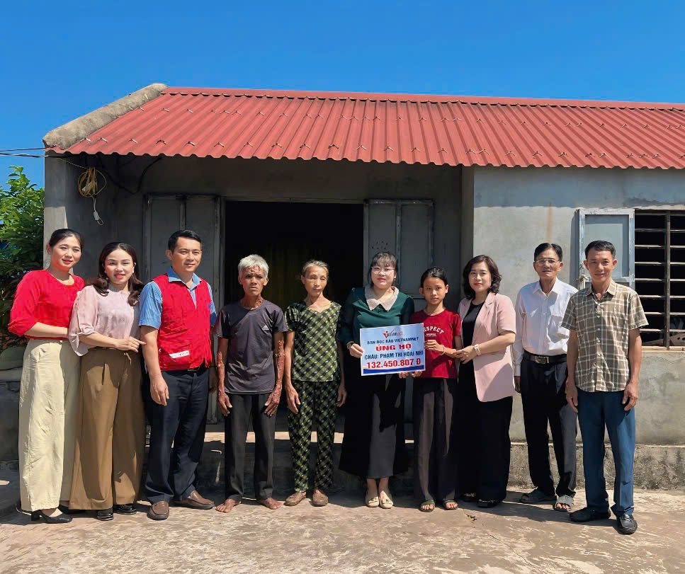 Đoàn công tác trao hỗ trợ cho em học sinh Châu Phạm Hoài Nhi