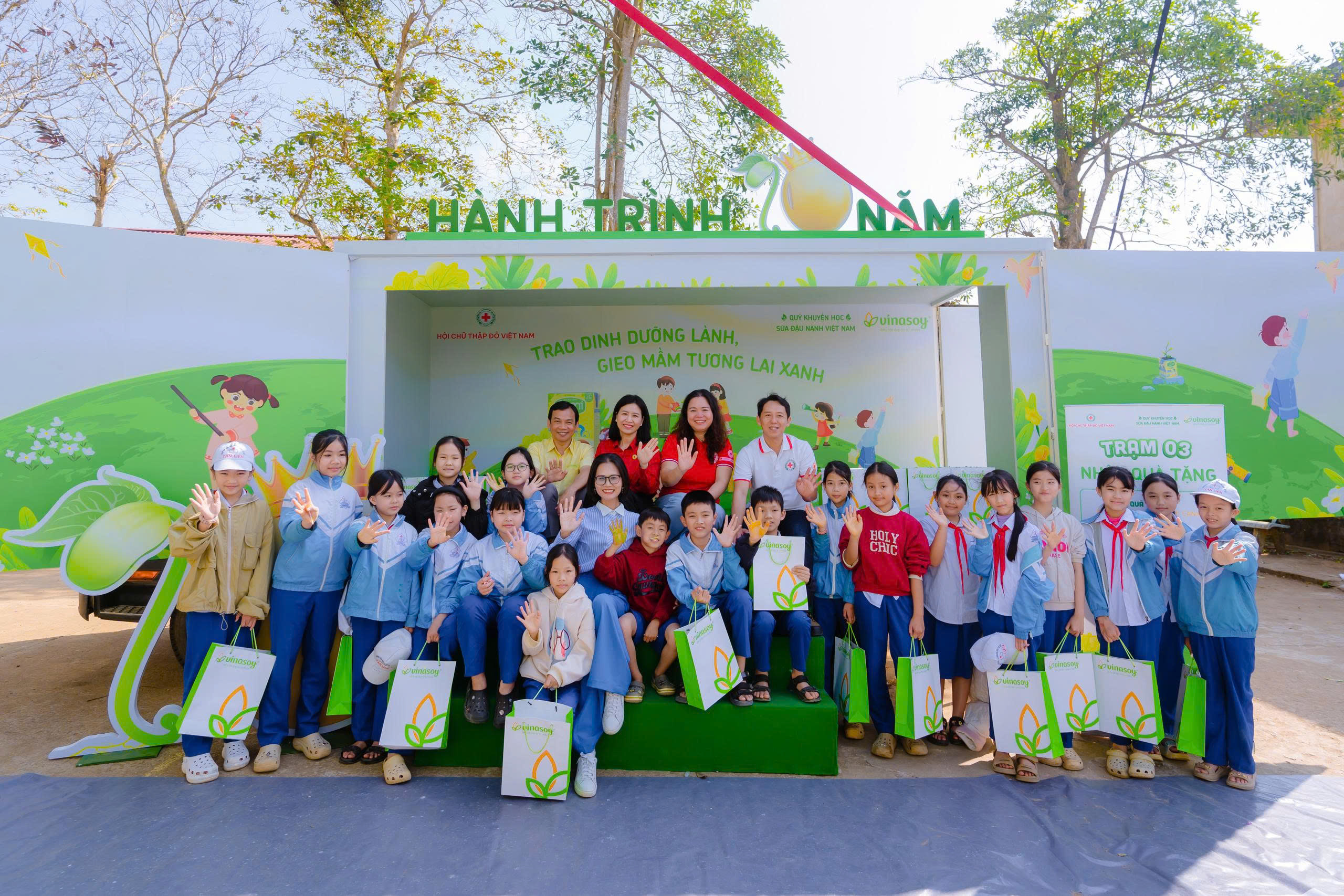 Trao sữa cho các em học sinh