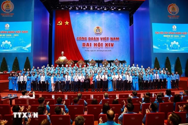 Thủ tướng Chính phủ Lê Minh Hưng tặng hoa chúc mừng Ban Chấp hành Tổng Liên đoàn Lao động Việt Nam khoá XIV. (Ảnh: Dương Giang/TTXVN)