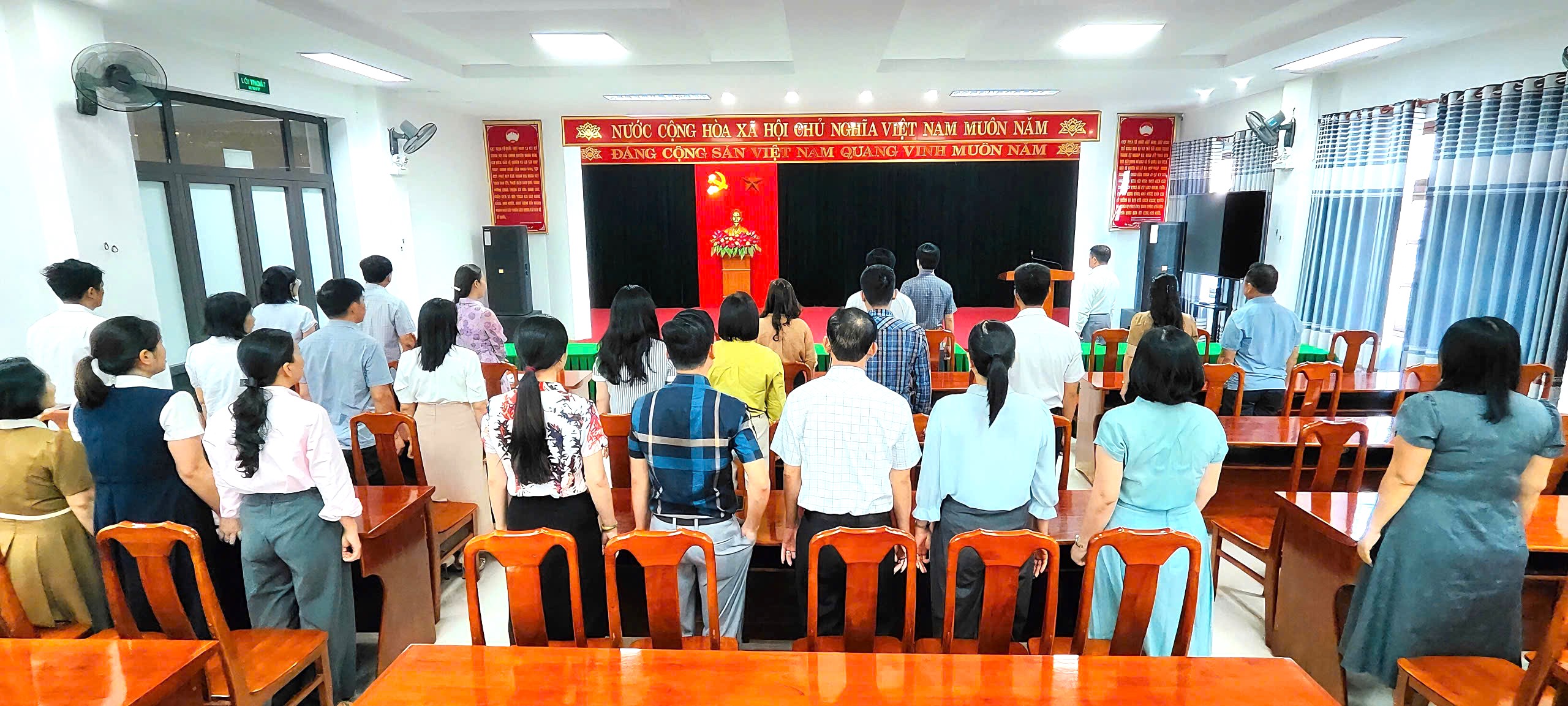 Toàn thể cơ quan thực hiện Nghị thức chào cờ