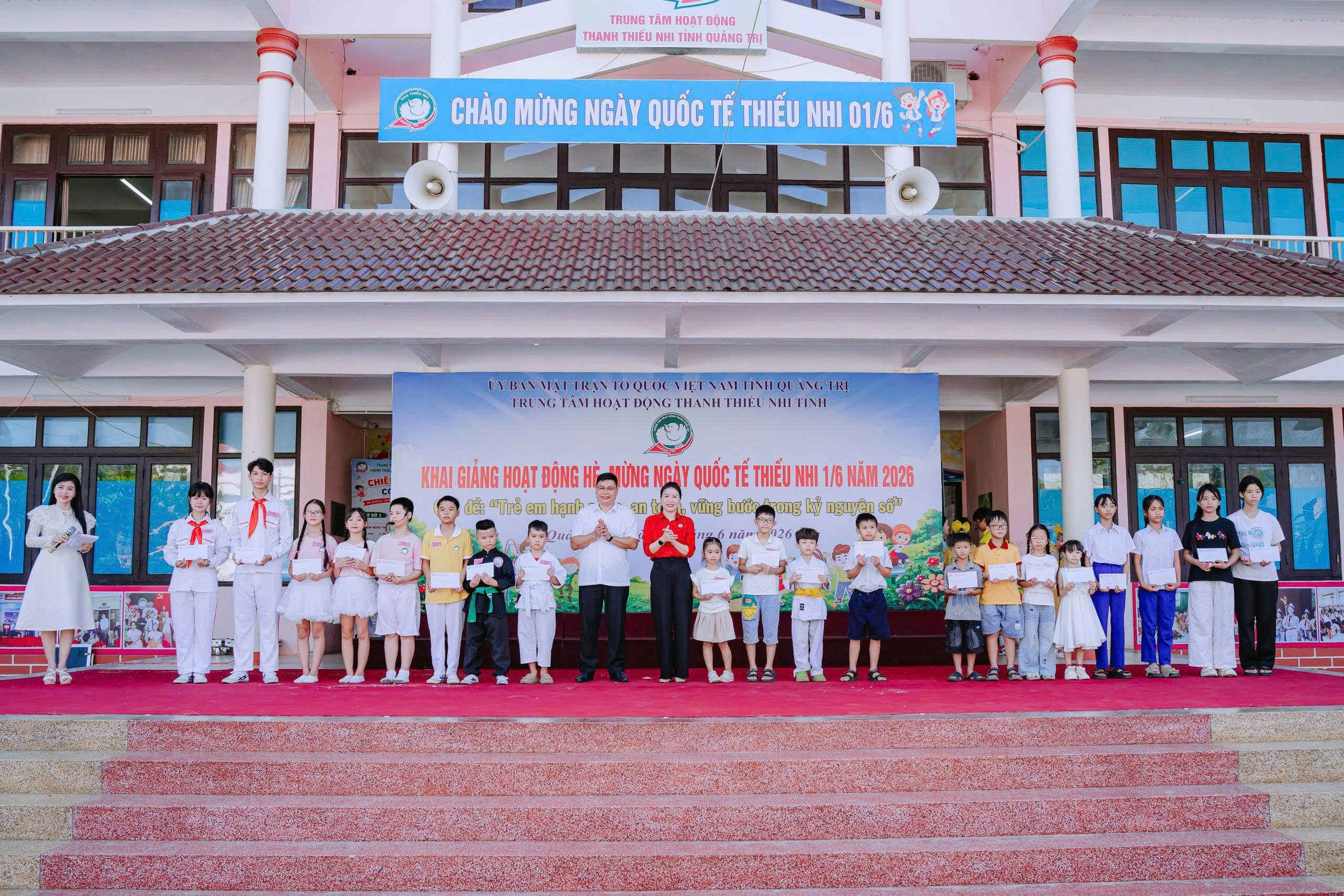 Các đồng chí lãnh đạo trao hỗ trợ cho các em học sinh có hoàn cảnh khó khăn