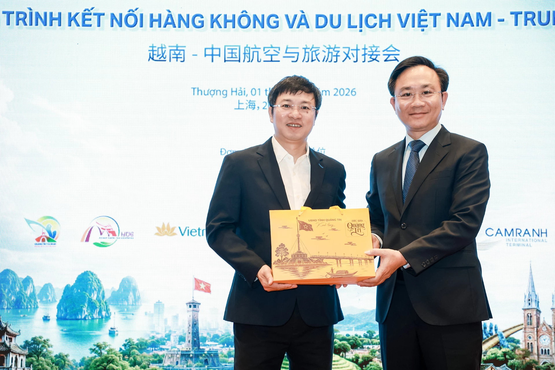 Đồng chí Hoàng Xuân Tân, Phó Chủ tịch UBND tỉnh tặng quà cho đại diện lãnh đại ACV - Ảnh: BTC