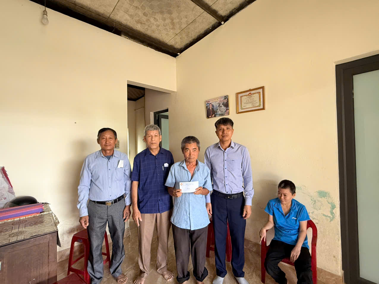 Chủ tịch Ủy ban MTTQ Việt Nam phường Đồng Hới Bùi Quang Vinh Hới tặng quà cho người cao tuổi có hoàn cảnh khó khăn