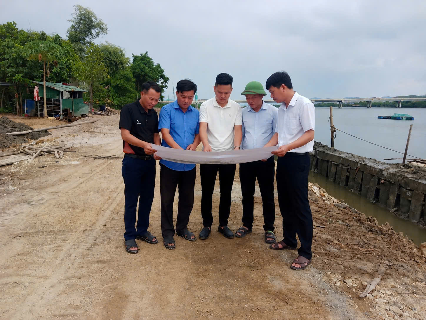 Ông Nguyễn Tiến Lực - ĐUV, Phó Chủ tịch UBMTTQ Việt Nam xã, Bí thư đoàn xã Nam Gianh triển khai giám sát